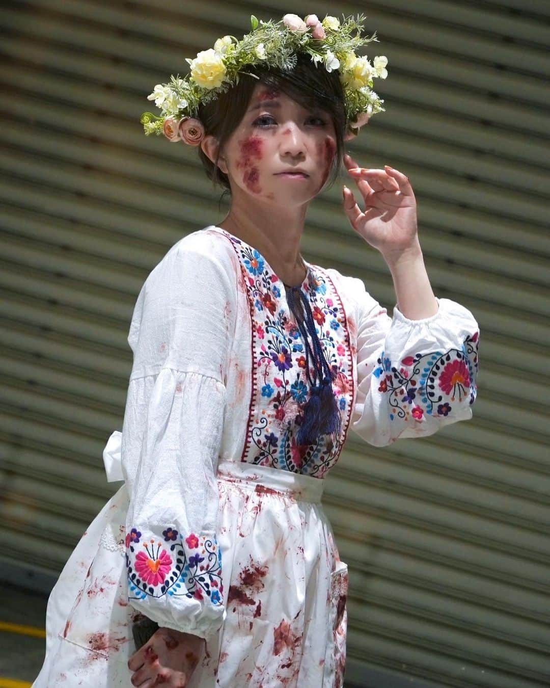 野水伊織のインスタグラム：「Tokyo Comic Con2023 『Tokyo “Kowa”Con2023』 Midsommar  弊社スタッフ氏がカメラで撮ってくれました🌸🌼🌲🧸  4・5枚目はイベント中のお写真なのですが、4枚目めっちゃ眼光鋭いのに5枚目はめっちゃ笑顔。 これはマイケルかチャタラーさんのレイヤーさんを見て大興奮している笑顔です。はい。  しかしハンマーはリペイントして、上から乾いた血ペイントもしたのですが、 酸化した血にこだわりすぎて目立たなくなっちゃったなと反省笑  本当は『ブライアン・シンガーのトリック・オア・トリート』サムくんで行こうと思ったのですが、 「A24の作品を取り扱うのでぜひ『ミッドサマー』で」ということで、木槌で一仕事した人にしました😌  ホラーコスプレで人前に出ること（需要が）ほぼ無かったのでうれしかったですー！  #tokyocomiccon #tokyocomiccon2023 #cosplay #horrormovies #movie #horror #midsommar  #東京コミコン #東京コミコン2023 #東京怖コン #コスプレ #ホラーコスプレ #映画 #ホラー #ミッドサマー」