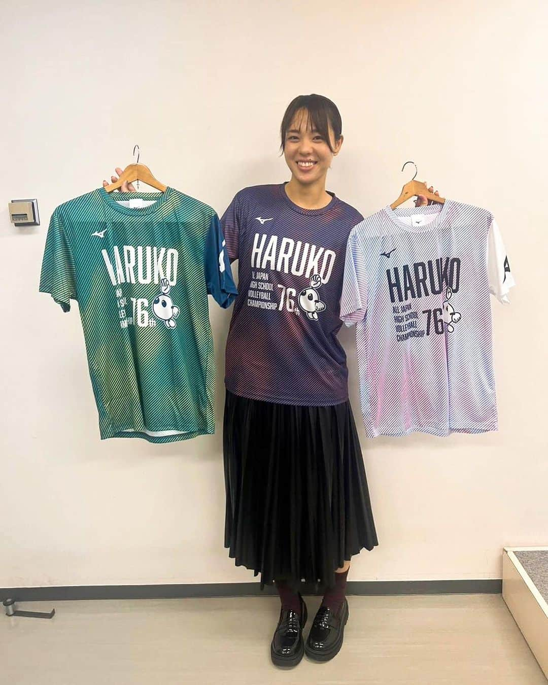 迫田さおりのインスタグラム：「・ 🌸春の高校バレー🌸 ・ 来年2024年、春高TシャツMIZUNOのデザインです😊 他にのデザインもあります！ ・ 会場販売もあるのでぜひチェックして下さい✨ ・ 2024年1月4日(木)〜8日(月・祝) 東京体育館 ・ ・ #春の高校バレー #MIZUNO #ミズノ」