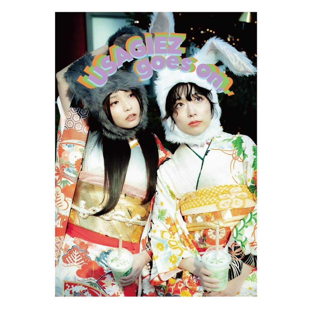 植田真梨恵のインスタグラム：「PHOTO BOOK 「USAGIEZ goes on,」  2023冬の振袖(シーズン3)と、 2019秋の堀江(シーズン1)、2023夏の野(シーズン2) 3シーズン分を100ページにまとめたポケットサイズの写真集です。 デジタルのとフィルムのと、全部盛りにしました。 どのシチュエーションもいい写真ばかり！おたのしみに。  こちらも12.23(土)京都でのクリスマスライブより発売！ #USAGIEZ #USAGIEZgoeson」