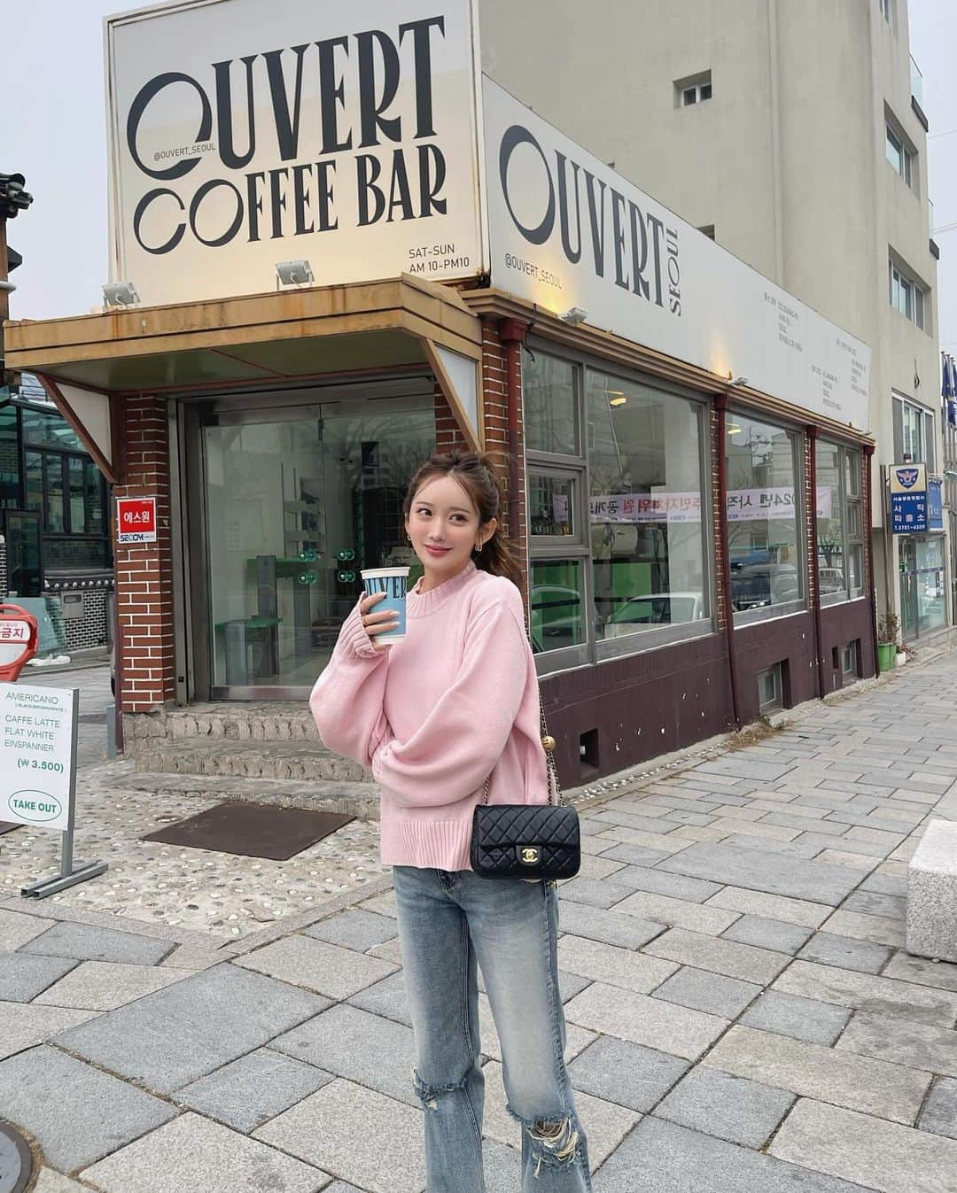 ___mikik___さんのインスタグラム写真 - (___mikik___Instagram)「韓国コーデ①🇰🇷 私が行った時はほんとあったかくて、日中はアウターが無くてもギリギリ大丈夫な感じでした☺️✌🏻 この日は韓国で買ったRECTOのデニムを早速履いてみたコーデ♡ 膝下のダメージが可愛くて細見えするゆるめデニム👖 ニットは去年大大大人気だったいちごみるく👚🥛このシルエットと色味最高にかわいい。 ⠀ knit…#HYEON denim…#RECTO sneaker…#zara bag…#chanel」12月10日 21時30分 - ___mikik___