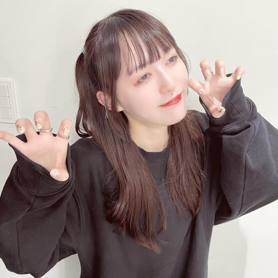 三浦菜々子のインスタグラム：「おにゅ〜💅 ホワイト×ゴールドでクリスマスネイルにしてもらっちゃった🎄  今日特典会でも見せびらかしちゃったし スタッフさんにも「みてみて〜🎄」って見せつけた😂  #白キャン #真っ白なキャンバス #アイドル #idol #三浦菜々子 #ネイル #ネイルデザイン #nails #nailart #nail #naildesign #クリスマスネイル #クリスマスネイルデザイン」