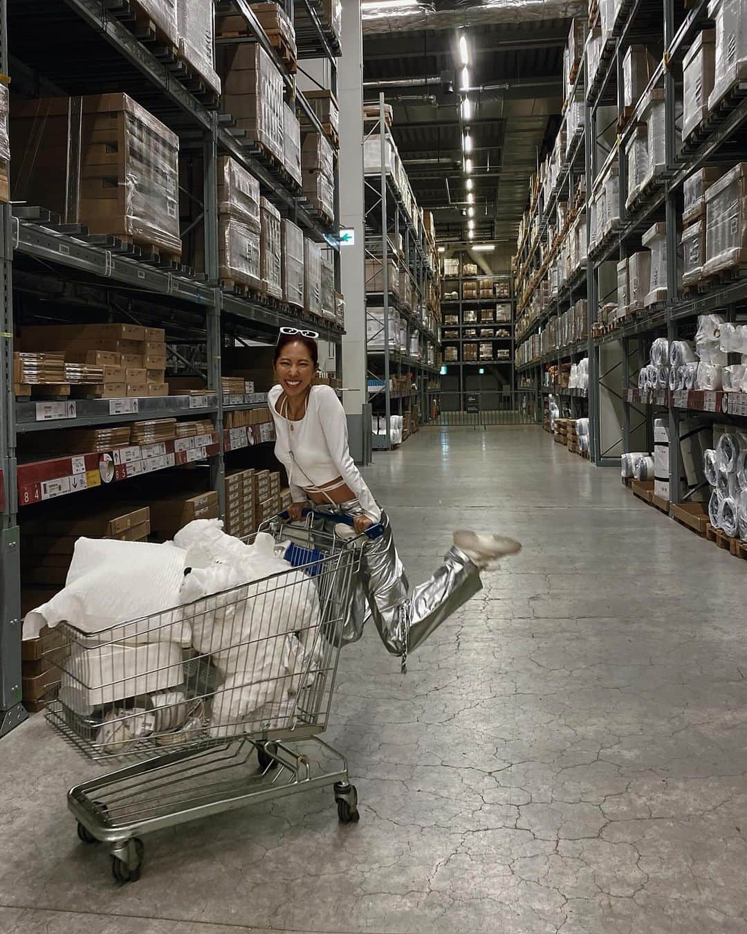 浜田咲希さんのインスタグラム写真 - (浜田咲希Instagram)「IKEAに久々に行ったよ💙💛のコーデ👟  くしゃっとアルミみたいな パンツがかわいすぎた🤤⚡️  みんなだいすき @shein_japan の 冬日感謝祭🎉 今日がラストだよー‼︎🙌🏽  商品ID🔜24668158  割引クーポン🎟️ ［EBSJP062］ お得にお買い物してね😋💕  @sheinofficial  #SHEINGoodFinds#SHEIN冬の感謝祭#SHEINforAll #loveshein #ad #saveinstyle #fashion #ootd」12月10日 21時24分 - sakihamada
