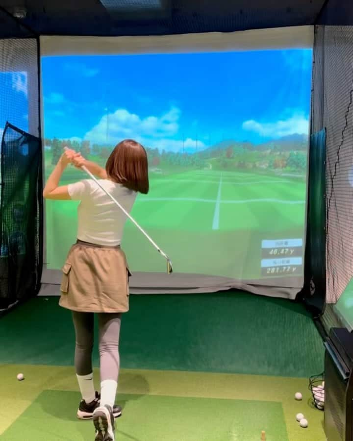 ソン・アミのインスタグラム：「⛳️ ㅤ @iwbcd___6 に誘ってもらってゴルフ始めた⛳️ どうしよう！！めっちゃ楽しい✌🏻💕 ㅤ ほぼ初心者だけど体験レッスンしてもらって ちょっと良くなって楽しくなったから入会してきたよん ㅤ 今アンケートに答えるだけで無料体験レッスンが 受けれるみたいだからゴルフ始めたい人、レッスン受けたい人 ぜひ行ってみてね^. .^ ੭✨ ㅤ #100giri #麻布十番 #ゴルフ #ゴルフレッスン ㅤ」