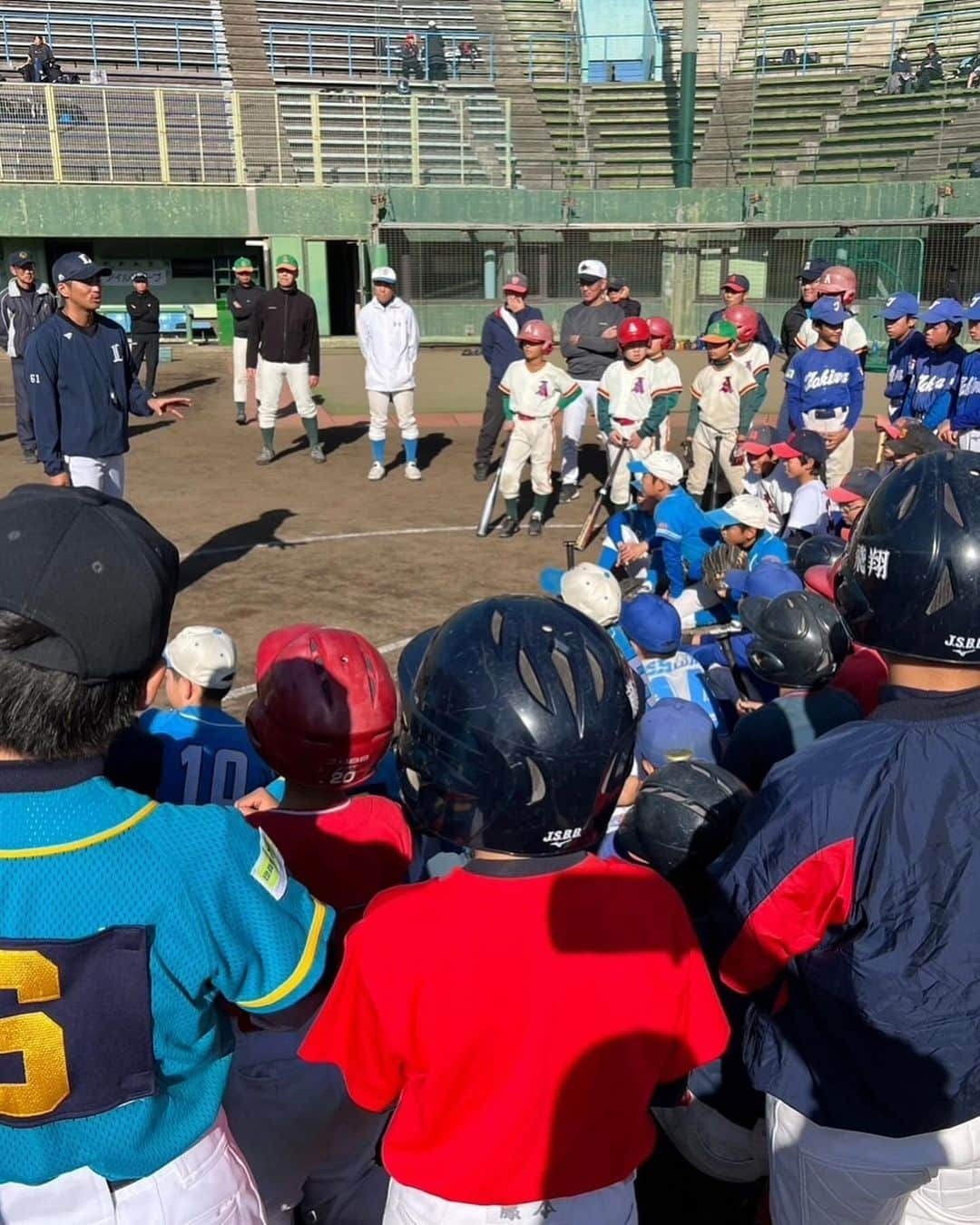 田代将太郎さんのインスタグラム写真 - (田代将太郎Instagram)「毎年行っているさいたま市営浦和球場での野球教室⚾️ 今年は女子野球の方にも講師として参加していただきました！ どんなこと教えてるんだろう、どうやって伝えてるんだろうかと耳を傾けて勉強させていただきました🙂 野球人口が少なくなってきてる今ですが、一緒にこれからの野球界を盛り上げられるように頑張っていきましょう！！ ありがとうございました。 これからもよろしくお願いします😌  少年少女達すごく頑張ってました💪野球楽しいって言ってくれた☺️  運営のかたいつもありがとうございます。 #野球教室　 #山崎まり #里綾実  #田口紗帆 #清水優花 #藤澤亨明  #田代将太郎 #ライオンズベースボールアカデミー」12月10日 21時26分 - shotaro_tashiro