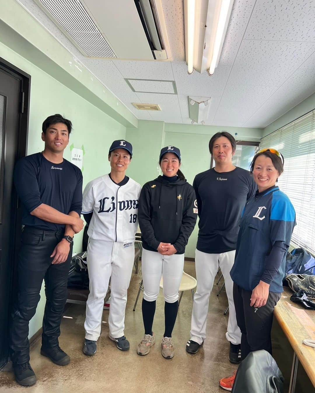 田代将太郎のインスタグラム：「毎年行っているさいたま市営浦和球場での野球教室⚾️ 今年は女子野球の方にも講師として参加していただきました！ どんなこと教えてるんだろう、どうやって伝えてるんだろうかと耳を傾けて勉強させていただきました🙂 野球人口が少なくなってきてる今ですが、一緒にこれからの野球界を盛り上げられるように頑張っていきましょう！！ ありがとうございました。 これからもよろしくお願いします😌  少年少女達すごく頑張ってました💪野球楽しいって言ってくれた☺️  運営のかたいつもありがとうございます。 #野球教室　 #山崎まり #里綾実  #田口紗帆 #清水優花 #藤澤亨明  #田代将太郎 #ライオンズベースボールアカデミー」