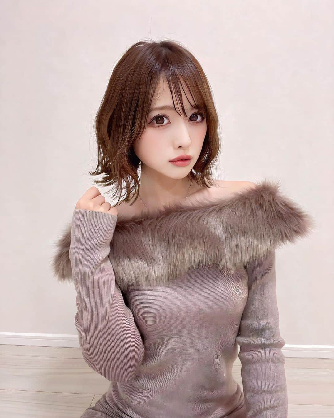 なみめろのインスタグラム：「⁡ ⁡ ⁡ ショートってヘアセット難しい🥺🥺 難しくてストレートにしがちなんだけど ちょっと頑張って巻いてみた🫢🎀 ⁡ 全然関係ないけど、このワンピかわちぃ‪🫶🏻🤍 ⁡ ⁡ #ショートヘア #ショートボブ #ショートヘアセット」