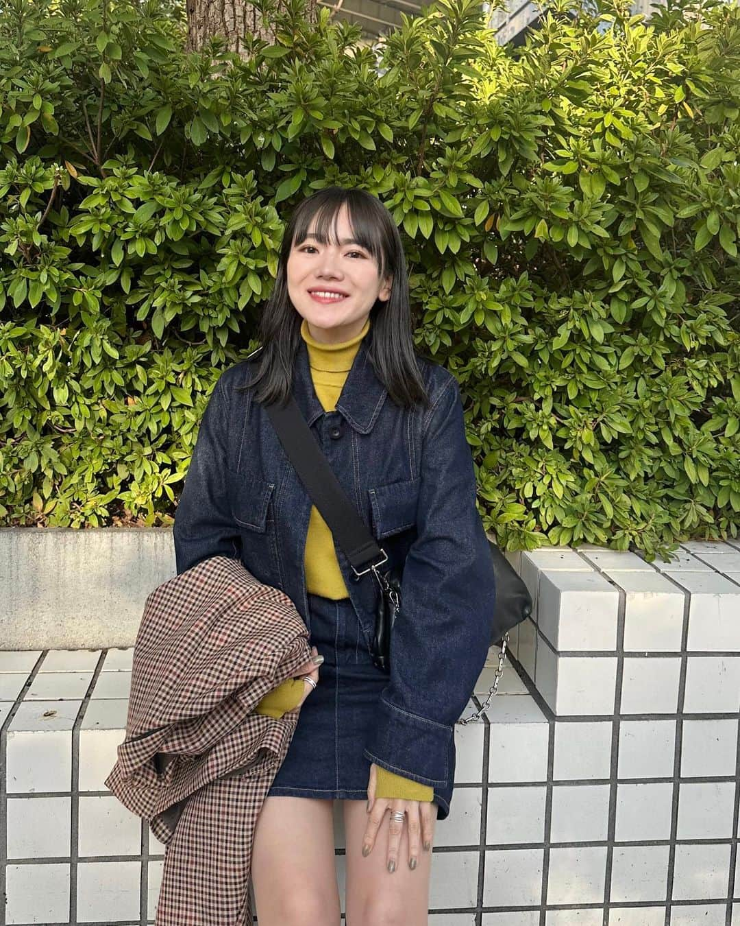 かほこ。さんのインスタグラム写真 - (かほこ。Instagram)「ㅤㅤㅤㅤㅤㅤㅤㅤㅤㅤㅤㅤㅤ ㅤㅤㅤㅤㅤㅤㅤㅤㅤㅤㅤㅤㅤ jacket : #estnation denim jacket : #cos knit : #formeque denim skirt : #stevenalan bag : #levernis loafers : #uniqlo ㅤㅤㅤㅤㅤㅤㅤㅤㅤㅤㅤㅤㅤ INIのライブの日のコーデ、まだクレジット載せてなかった気がする🤔 ㅤㅤㅤㅤㅤㅤㅤㅤㅤㅤㅤㅤㅤ イエローニットにデニムをセットアップ風に。 海沿いで夜は冷えるかな？と思ったのでチェックジャケットもプラス！ ㅤㅤㅤㅤㅤㅤㅤㅤㅤㅤㅤㅤㅤ #kaho_fashion」12月10日 21時27分 - xxokohakxx