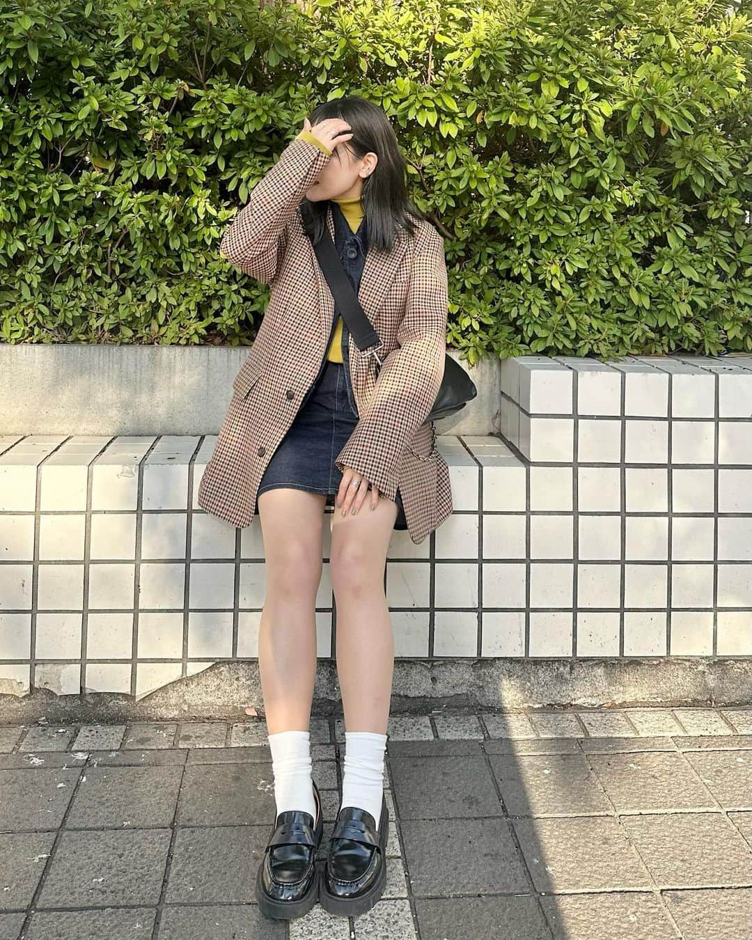 かほこ。さんのインスタグラム写真 - (かほこ。Instagram)「ㅤㅤㅤㅤㅤㅤㅤㅤㅤㅤㅤㅤㅤ ㅤㅤㅤㅤㅤㅤㅤㅤㅤㅤㅤㅤㅤ jacket : #estnation denim jacket : #cos knit : #formeque denim skirt : #stevenalan bag : #levernis loafers : #uniqlo ㅤㅤㅤㅤㅤㅤㅤㅤㅤㅤㅤㅤㅤ INIのライブの日のコーデ、まだクレジット載せてなかった気がする🤔 ㅤㅤㅤㅤㅤㅤㅤㅤㅤㅤㅤㅤㅤ イエローニットにデニムをセットアップ風に。 海沿いで夜は冷えるかな？と思ったのでチェックジャケットもプラス！ ㅤㅤㅤㅤㅤㅤㅤㅤㅤㅤㅤㅤㅤ #kaho_fashion」12月10日 21時27分 - xxokohakxx