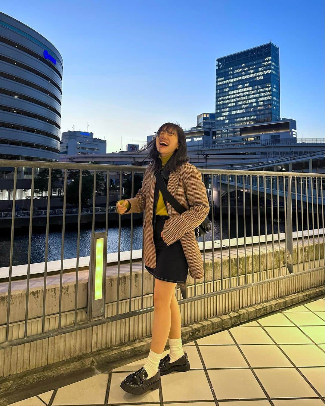 かほこ。さんのインスタグラム写真 - (かほこ。Instagram)「ㅤㅤㅤㅤㅤㅤㅤㅤㅤㅤㅤㅤㅤ ㅤㅤㅤㅤㅤㅤㅤㅤㅤㅤㅤㅤㅤ jacket : #estnation denim jacket : #cos knit : #formeque denim skirt : #stevenalan bag : #levernis loafers : #uniqlo ㅤㅤㅤㅤㅤㅤㅤㅤㅤㅤㅤㅤㅤ INIのライブの日のコーデ、まだクレジット載せてなかった気がする🤔 ㅤㅤㅤㅤㅤㅤㅤㅤㅤㅤㅤㅤㅤ イエローニットにデニムをセットアップ風に。 海沿いで夜は冷えるかな？と思ったのでチェックジャケットもプラス！ ㅤㅤㅤㅤㅤㅤㅤㅤㅤㅤㅤㅤㅤ #kaho_fashion」12月10日 21時27分 - xxokohakxx