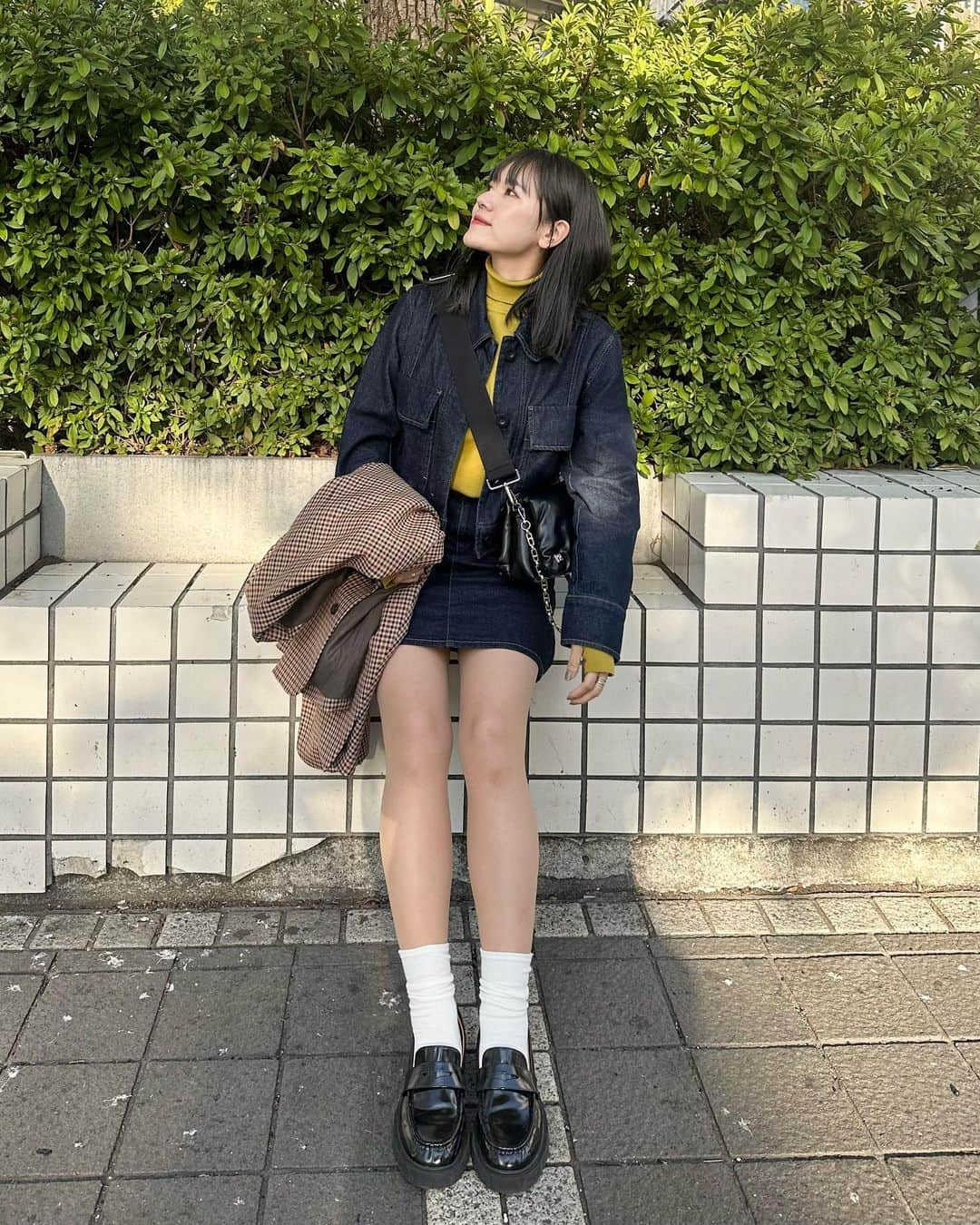 かほこ。さんのインスタグラム写真 - (かほこ。Instagram)「ㅤㅤㅤㅤㅤㅤㅤㅤㅤㅤㅤㅤㅤ ㅤㅤㅤㅤㅤㅤㅤㅤㅤㅤㅤㅤㅤ jacket : #estnation denim jacket : #cos knit : #formeque denim skirt : #stevenalan bag : #levernis loafers : #uniqlo ㅤㅤㅤㅤㅤㅤㅤㅤㅤㅤㅤㅤㅤ INIのライブの日のコーデ、まだクレジット載せてなかった気がする🤔 ㅤㅤㅤㅤㅤㅤㅤㅤㅤㅤㅤㅤㅤ イエローニットにデニムをセットアップ風に。 海沿いで夜は冷えるかな？と思ったのでチェックジャケットもプラス！ ㅤㅤㅤㅤㅤㅤㅤㅤㅤㅤㅤㅤㅤ #kaho_fashion」12月10日 21時27分 - xxokohakxx