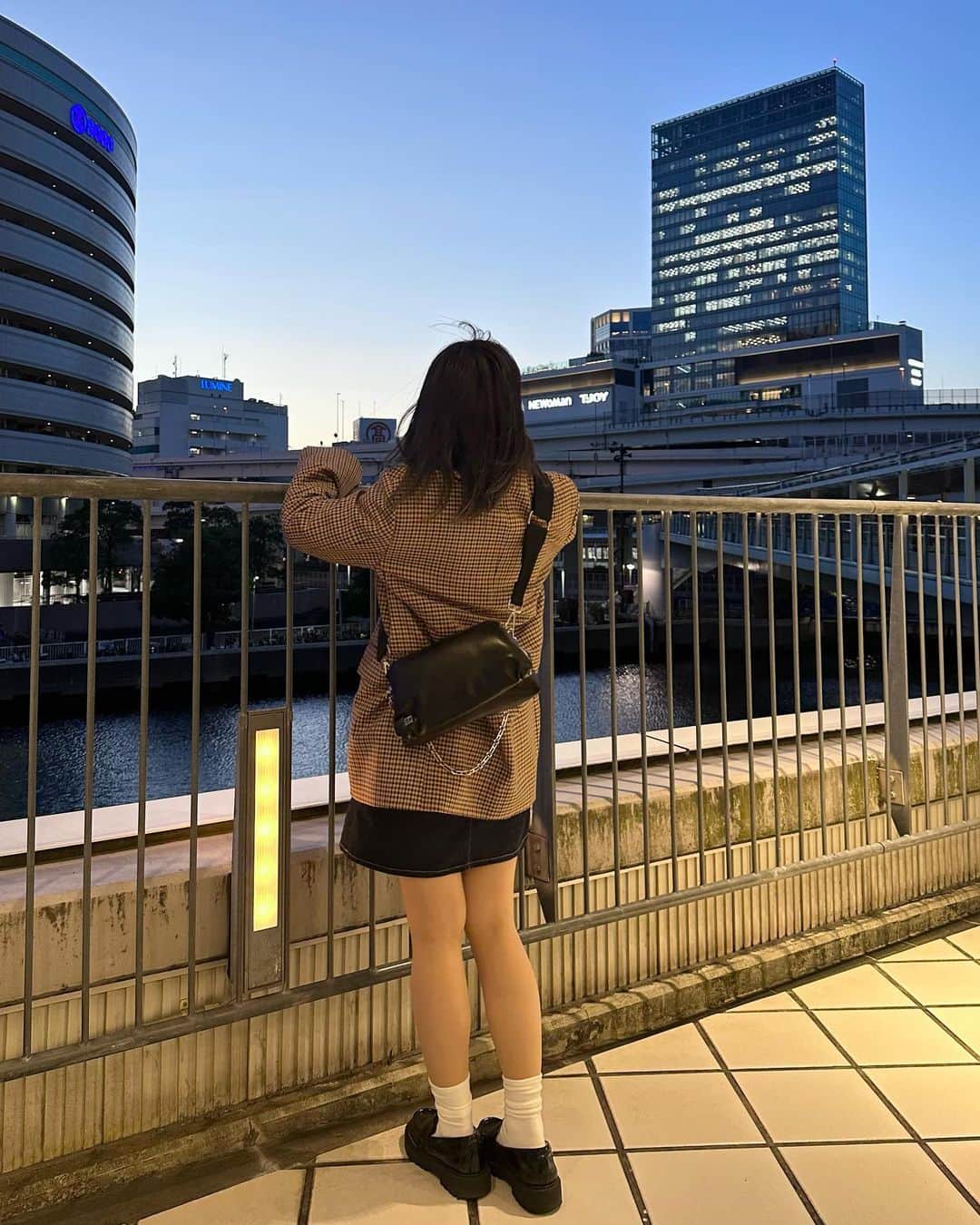 かほこ。さんのインスタグラム写真 - (かほこ。Instagram)「ㅤㅤㅤㅤㅤㅤㅤㅤㅤㅤㅤㅤㅤ ㅤㅤㅤㅤㅤㅤㅤㅤㅤㅤㅤㅤㅤ jacket : #estnation denim jacket : #cos knit : #formeque denim skirt : #stevenalan bag : #levernis loafers : #uniqlo ㅤㅤㅤㅤㅤㅤㅤㅤㅤㅤㅤㅤㅤ INIのライブの日のコーデ、まだクレジット載せてなかった気がする🤔 ㅤㅤㅤㅤㅤㅤㅤㅤㅤㅤㅤㅤㅤ イエローニットにデニムをセットアップ風に。 海沿いで夜は冷えるかな？と思ったのでチェックジャケットもプラス！ ㅤㅤㅤㅤㅤㅤㅤㅤㅤㅤㅤㅤㅤ #kaho_fashion」12月10日 21時27分 - xxokohakxx