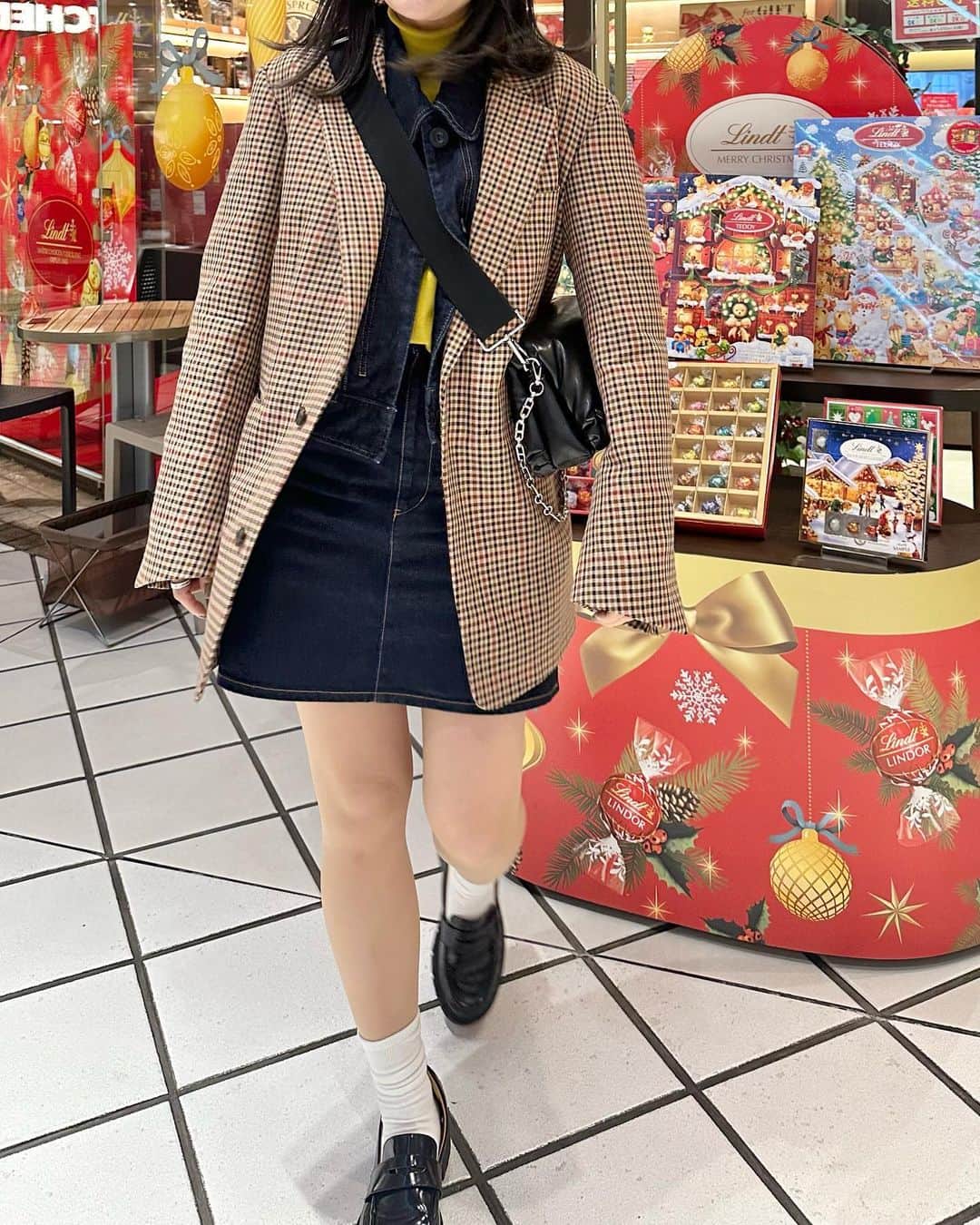 かほこ。さんのインスタグラム写真 - (かほこ。Instagram)「ㅤㅤㅤㅤㅤㅤㅤㅤㅤㅤㅤㅤㅤ ㅤㅤㅤㅤㅤㅤㅤㅤㅤㅤㅤㅤㅤ jacket : #estnation denim jacket : #cos knit : #formeque denim skirt : #stevenalan bag : #levernis loafers : #uniqlo ㅤㅤㅤㅤㅤㅤㅤㅤㅤㅤㅤㅤㅤ INIのライブの日のコーデ、まだクレジット載せてなかった気がする🤔 ㅤㅤㅤㅤㅤㅤㅤㅤㅤㅤㅤㅤㅤ イエローニットにデニムをセットアップ風に。 海沿いで夜は冷えるかな？と思ったのでチェックジャケットもプラス！ ㅤㅤㅤㅤㅤㅤㅤㅤㅤㅤㅤㅤㅤ #kaho_fashion」12月10日 21時27分 - xxokohakxx