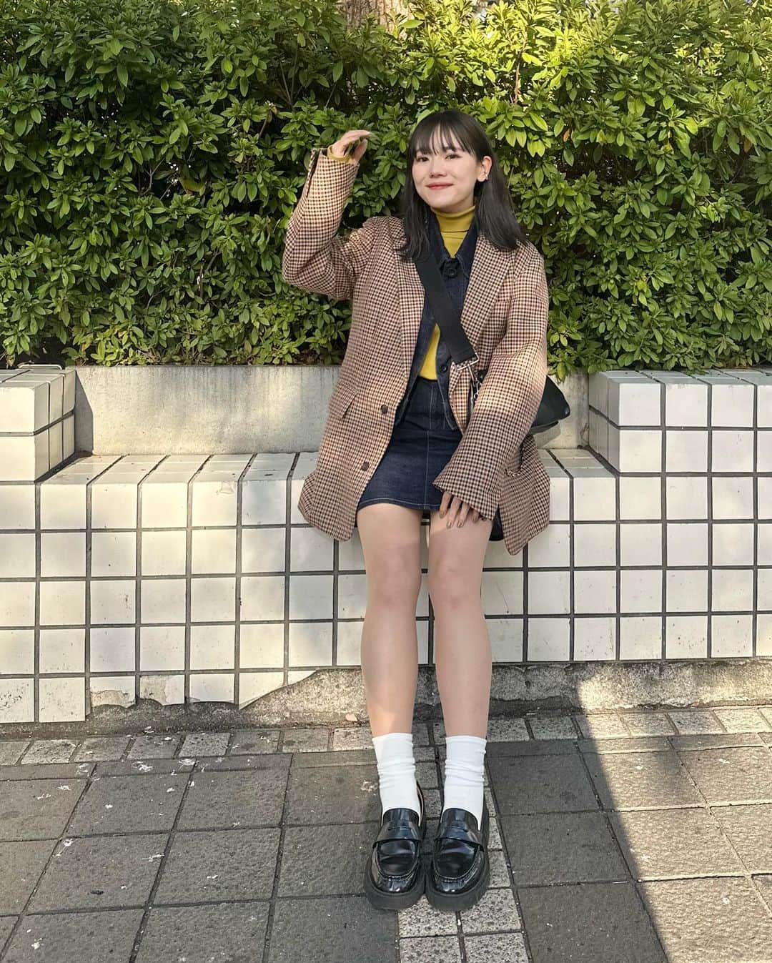 かほこ。さんのインスタグラム写真 - (かほこ。Instagram)「ㅤㅤㅤㅤㅤㅤㅤㅤㅤㅤㅤㅤㅤ ㅤㅤㅤㅤㅤㅤㅤㅤㅤㅤㅤㅤㅤ jacket : #estnation denim jacket : #cos knit : #formeque denim skirt : #stevenalan bag : #levernis loafers : #uniqlo ㅤㅤㅤㅤㅤㅤㅤㅤㅤㅤㅤㅤㅤ INIのライブの日のコーデ、まだクレジット載せてなかった気がする🤔 ㅤㅤㅤㅤㅤㅤㅤㅤㅤㅤㅤㅤㅤ イエローニットにデニムをセットアップ風に。 海沿いで夜は冷えるかな？と思ったのでチェックジャケットもプラス！ ㅤㅤㅤㅤㅤㅤㅤㅤㅤㅤㅤㅤㅤ #kaho_fashion」12月10日 21時27分 - xxokohakxx