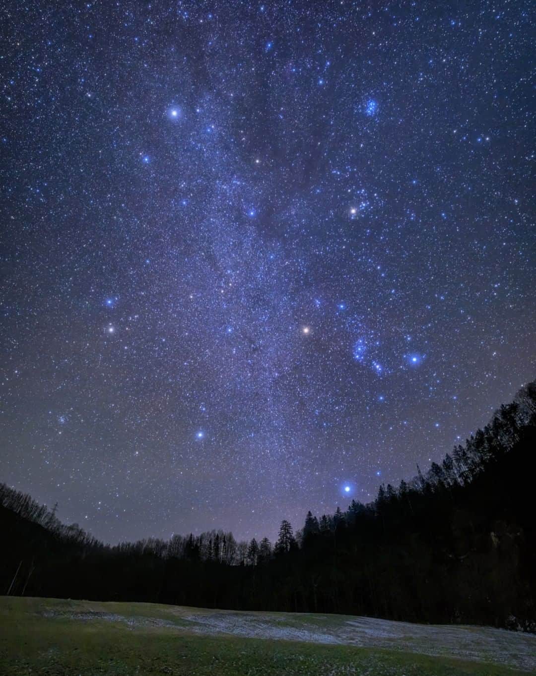 KAGAYAのインスタグラム：「星の音が聞こえてきそうな夜。 リゲル、シリウス、プロキオン、ポルックス、カペラ、アルデバランを結んだ大きな星の環は、冬の大六角形（冬のダイヤモンド）とよばれます。 （一昨日、北海道にて撮影） 今日もお疲れさまでした。  星の降る音　撮影データ カメラ：SONY α7R V レンズ：SIGMA 14mm F1.4 DG DN | Art 露出15秒　絞り開放　ISO6400　ソフトフィルター使用　三脚にて固定 2023年12月8日21時48分 このあと、ダイヤモンドダストが降るのが見られました。  #北海道 #星空 #starphotography」