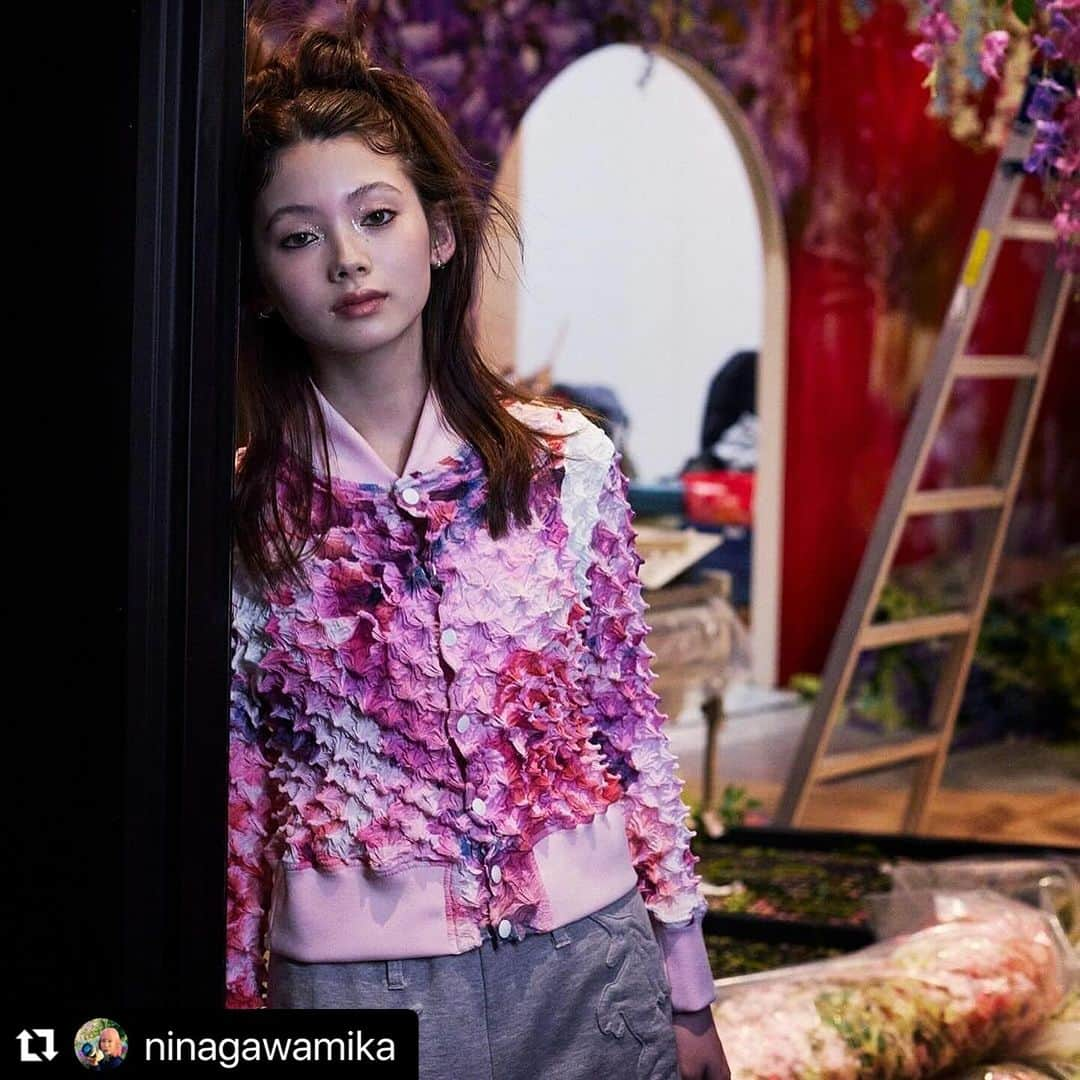 冨沢ノボルさんのインスタグラム写真 - (冨沢ノボルInstagram)「So COOL‼️  @ninagawamika  @kotona_minami  @stylist_kumisaito_  @tokyonode  @i.am.not.noboru   #Repost @ninagawamika with @use.repost ・・・ 今回の展覧会のためにフェティコ(FETICO)、キディル(KIDILL)、M A S U(エム エー エス ユー)、テンダーパーソン(TENDER PERSON)とコラボレーションをさせていただきました。  今回、大きな挑戦となるとても大切な展覧会を開催するにあたり、スペシャルなコラボ商品を作れたらなと思い始まった企画です。 才能ある方たちの感性で切り取られた写真は、私が撮ってきたものなのに違うものに見えてきて、衝撃を受けましたし、自分の写真を通して世界が広がっていく感覚は新鮮で、とても幸せな体験でした。  ほんとにどれも素敵で嬉しかった。 袖を通すだけで気分があがる。 かなり少ない数しか作ってないレアアイテムなので、気になるかたはぜひお早めに🩵  #FETICO  #TENDERPERSON #KIDILL #masu」12月10日 21時34分 - noboruok