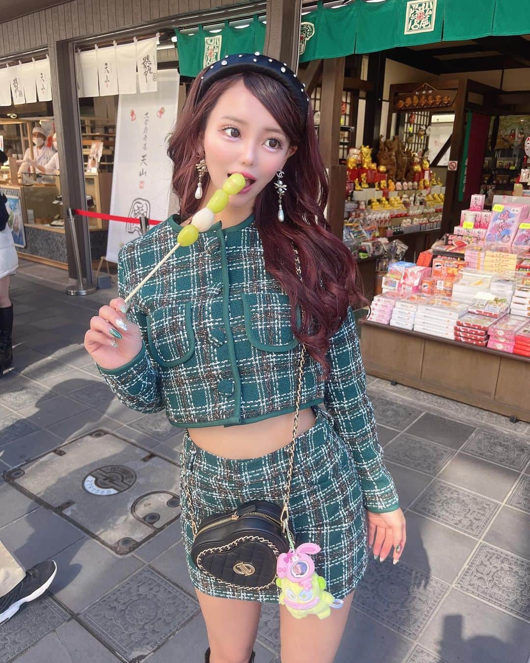 くまみゆのインスタグラム：「. . 福岡の食べ歩き💚 プリンのアイスとマスカットうますぎたなあ また福岡行きたい💚 . . #darich」