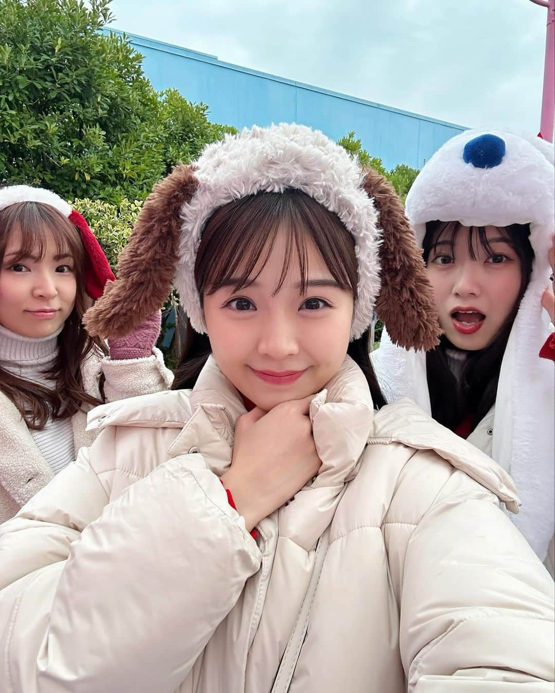 川村那月さんのインスタグラム写真 - (川村那月Instagram)「念願のクリスマスユニバに行ってきました🥹🌲❤️  舞台「いま、会いにゆきます」で共演した、こがちゃんと、ゆずちゃんに会いに2日間大阪に遊びにいきました✨  1日目は念願のクリスマスUSJ!! 2人にユニバの極意を沢山教えて頂きました🫡🔥🔥  フライングダイナソーに初めて乗ったんですが、すんごいですね！笑 どこに持って行かれちゃうの〜！！！ってなりました🤣✨  最高な1日でした♡ 2人とも本当にありがとう😌  さて、最後にクイズです！ 私のつけてるイヤーマフの耳、なんのキャラクターでしょうか🥰？？  #USJ #ユニバ #大阪観光 #いまあい2023」12月10日 21時47分 - kawamura_natsuki317