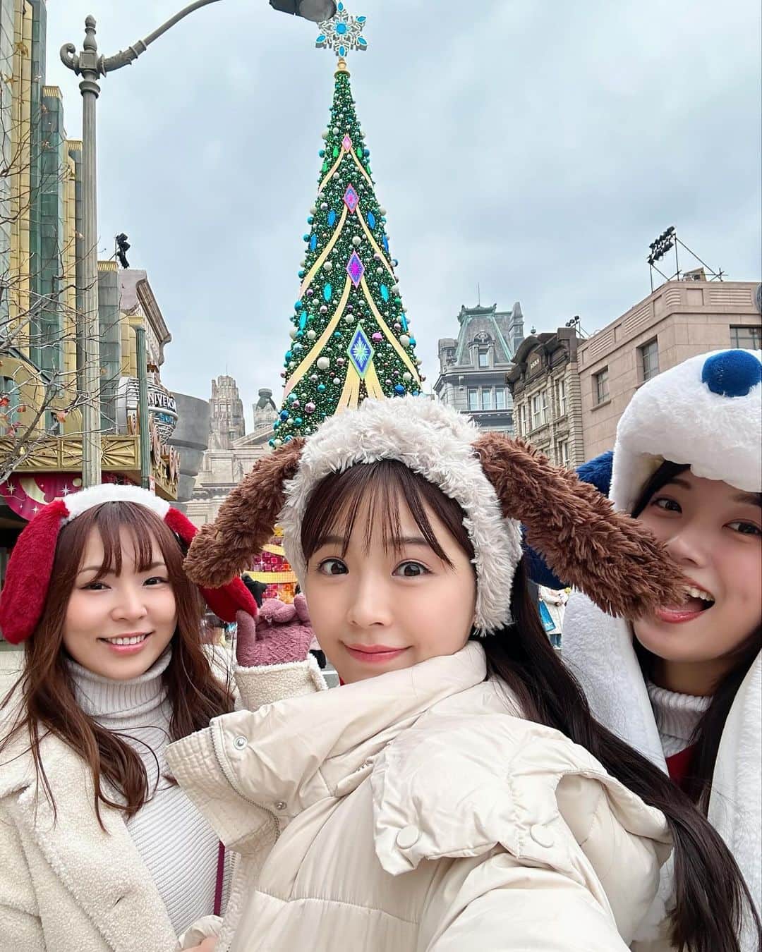 川村那月さんのインスタグラム写真 - (川村那月Instagram)「念願のクリスマスユニバに行ってきました🥹🌲❤️  舞台「いま、会いにゆきます」で共演した、こがちゃんと、ゆずちゃんに会いに2日間大阪に遊びにいきました✨  1日目は念願のクリスマスUSJ!! 2人にユニバの極意を沢山教えて頂きました🫡🔥🔥  フライングダイナソーに初めて乗ったんですが、すんごいですね！笑 どこに持って行かれちゃうの〜！！！ってなりました🤣✨  最高な1日でした♡ 2人とも本当にありがとう😌  さて、最後にクイズです！ 私のつけてるイヤーマフの耳、なんのキャラクターでしょうか🥰？？  #USJ #ユニバ #大阪観光 #いまあい2023」12月10日 21時47分 - kawamura_natsuki317