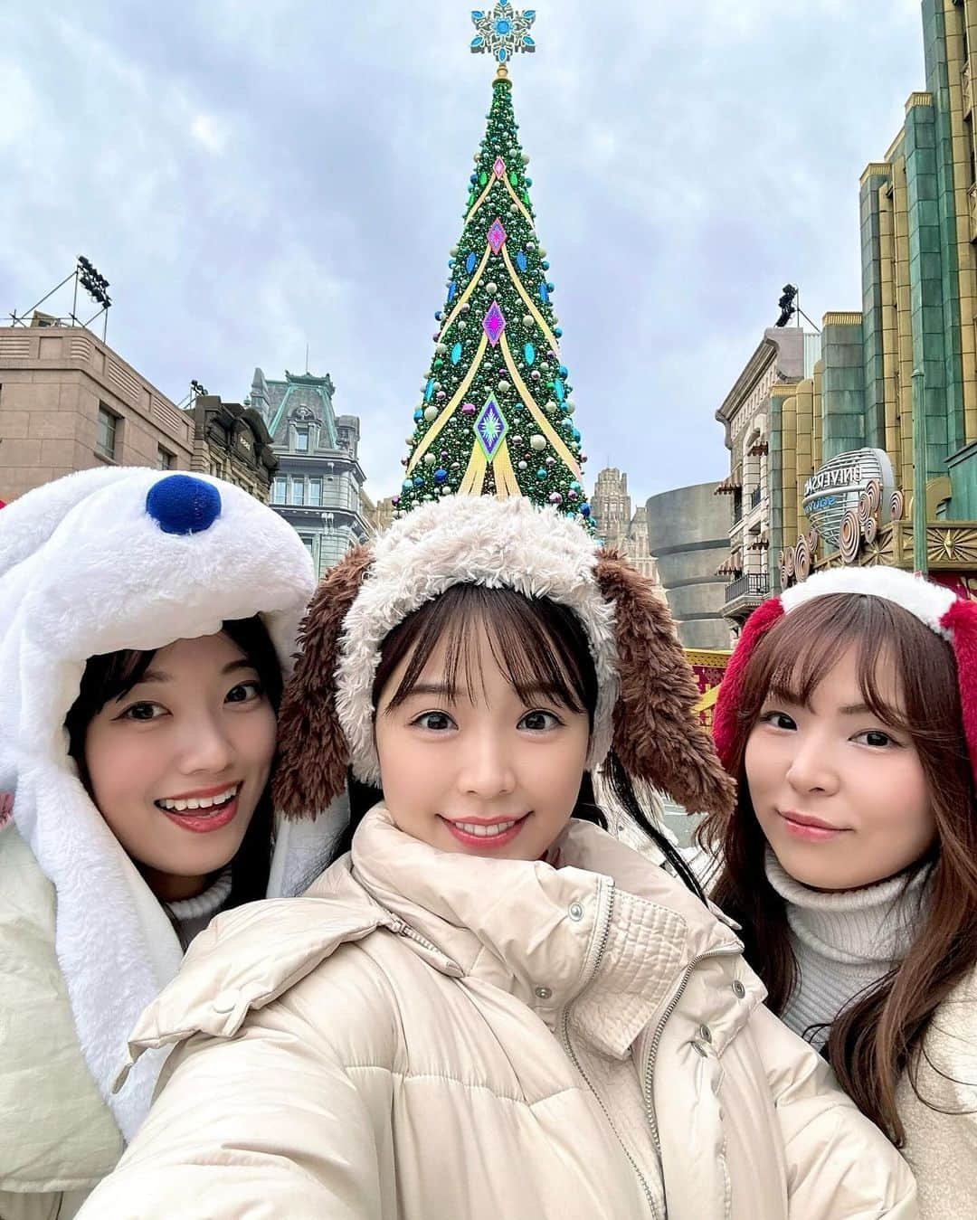 川村那月のインスタグラム：「念願のクリスマスユニバに行ってきました🥹🌲❤️  舞台「いま、会いにゆきます」で共演した、こがちゃんと、ゆずちゃんに会いに2日間大阪に遊びにいきました✨  1日目は念願のクリスマスUSJ!! 2人にユニバの極意を沢山教えて頂きました🫡🔥🔥  フライングダイナソーに初めて乗ったんですが、すんごいですね！笑 どこに持って行かれちゃうの〜！！！ってなりました🤣✨  最高な1日でした♡ 2人とも本当にありがとう😌  さて、最後にクイズです！ 私のつけてるイヤーマフの耳、なんのキャラクターでしょうか🥰？？  #USJ #ユニバ #大阪観光 #いまあい2023」