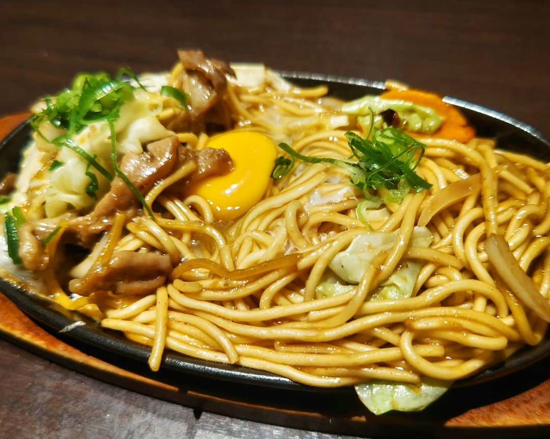 和田益典さんのインスタグラム写真 - (和田益典Instagram)「◆11/30(木) のリハ前メシ  いつもの店ですが、ホルモン焼きそばたまに頼みます。 この日はリハまでの時間が僅かしかなかったので、かなりクイックな食事となりました。 . . #備忘録 #ホルモン焼きそば #鰻炙り寿司 #牛肉鉄板焼 #牛カツ #うなぎ #鰻 # #炙り寿司 #鉄板焼 #beef #焼きそば #肉テロ #飯テロ #牛串 #串カツ #ウナギ #寿司 #野菜食べろよ #十三 #十三西口 #高崎流クリエイティブキッチン道場 #居酒屋 #飲み屋 #デブ活 .」12月10日 21時47分 - masunori_wada