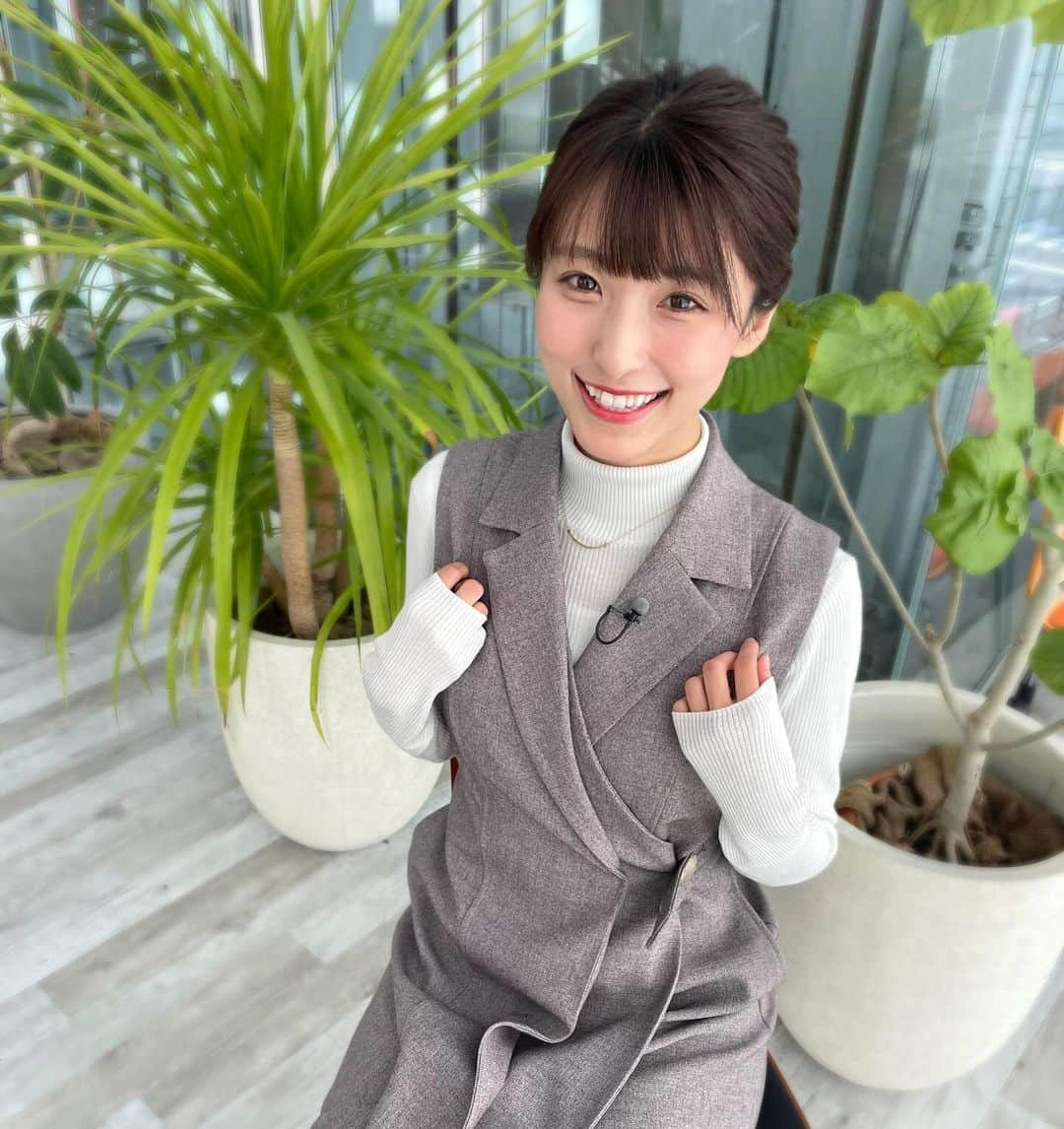 白木愛奈さんのインスタグラム写真 - (白木愛奈Instagram)「きのうの土曜版の衣装は、大人っぽいハイネック➕とっても形が綺麗なジャンスカでした😊 スカートがアシンメトリーなのが可愛いです👗  衣装提供は usagi online store ( @usagionlinestore_shizuoka )さんです🎄  髪型も服に合わせてシニヨンに🍡 友人の結婚式にいけそうですね！  いつもと違った雰囲気で楽しかったです✨️  #とびっきりしずおか土曜版 #アナウンサー衣装 #snidel #milaowen」12月10日 21時47分 - shiraki_mana