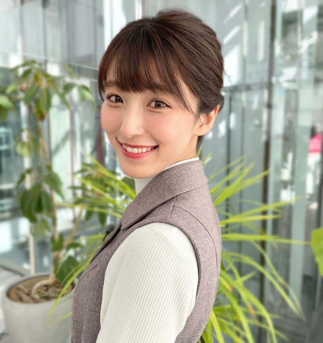 白木愛奈さんのインスタグラム写真 - (白木愛奈Instagram)「きのうの土曜版の衣装は、大人っぽいハイネック➕とっても形が綺麗なジャンスカでした😊 スカートがアシンメトリーなのが可愛いです👗  衣装提供は usagi online store ( @usagionlinestore_shizuoka )さんです🎄  髪型も服に合わせてシニヨンに🍡 友人の結婚式にいけそうですね！  いつもと違った雰囲気で楽しかったです✨️  #とびっきりしずおか土曜版 #アナウンサー衣装 #snidel #milaowen」12月10日 21時47分 - shiraki_mana