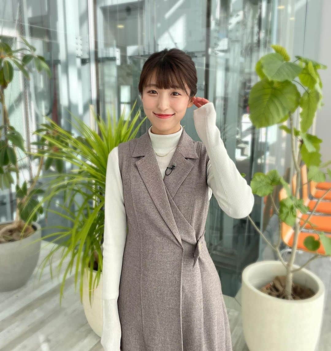 白木愛奈さんのインスタグラム写真 - (白木愛奈Instagram)「きのうの土曜版の衣装は、大人っぽいハイネック➕とっても形が綺麗なジャンスカでした😊 スカートがアシンメトリーなのが可愛いです👗  衣装提供は usagi online store ( @usagionlinestore_shizuoka )さんです🎄  髪型も服に合わせてシニヨンに🍡 友人の結婚式にいけそうですね！  いつもと違った雰囲気で楽しかったです✨️  #とびっきりしずおか土曜版 #アナウンサー衣装 #snidel #milaowen」12月10日 21時47分 - shiraki_mana