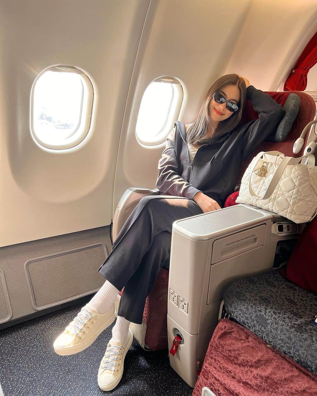キンバリー・アン・ウォーテマス・ティアムシリのインスタグラム：「Off for work brb 🛫 #wakingbeebymarkkim」