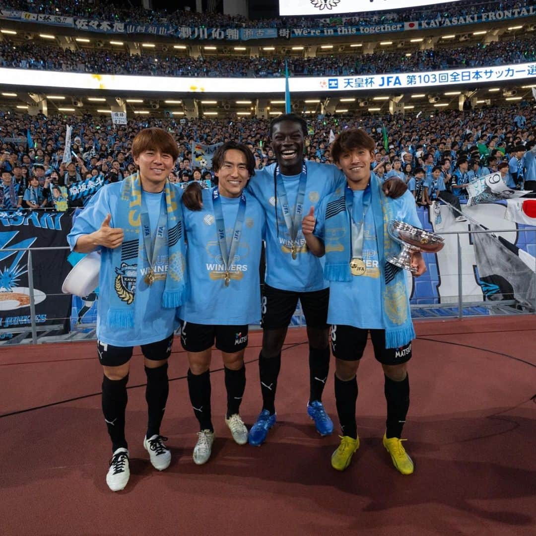 バフェティンビ・ゴミスのインスタグラム：「@kawasaki_frontale 🏆🇯🇵✔️」