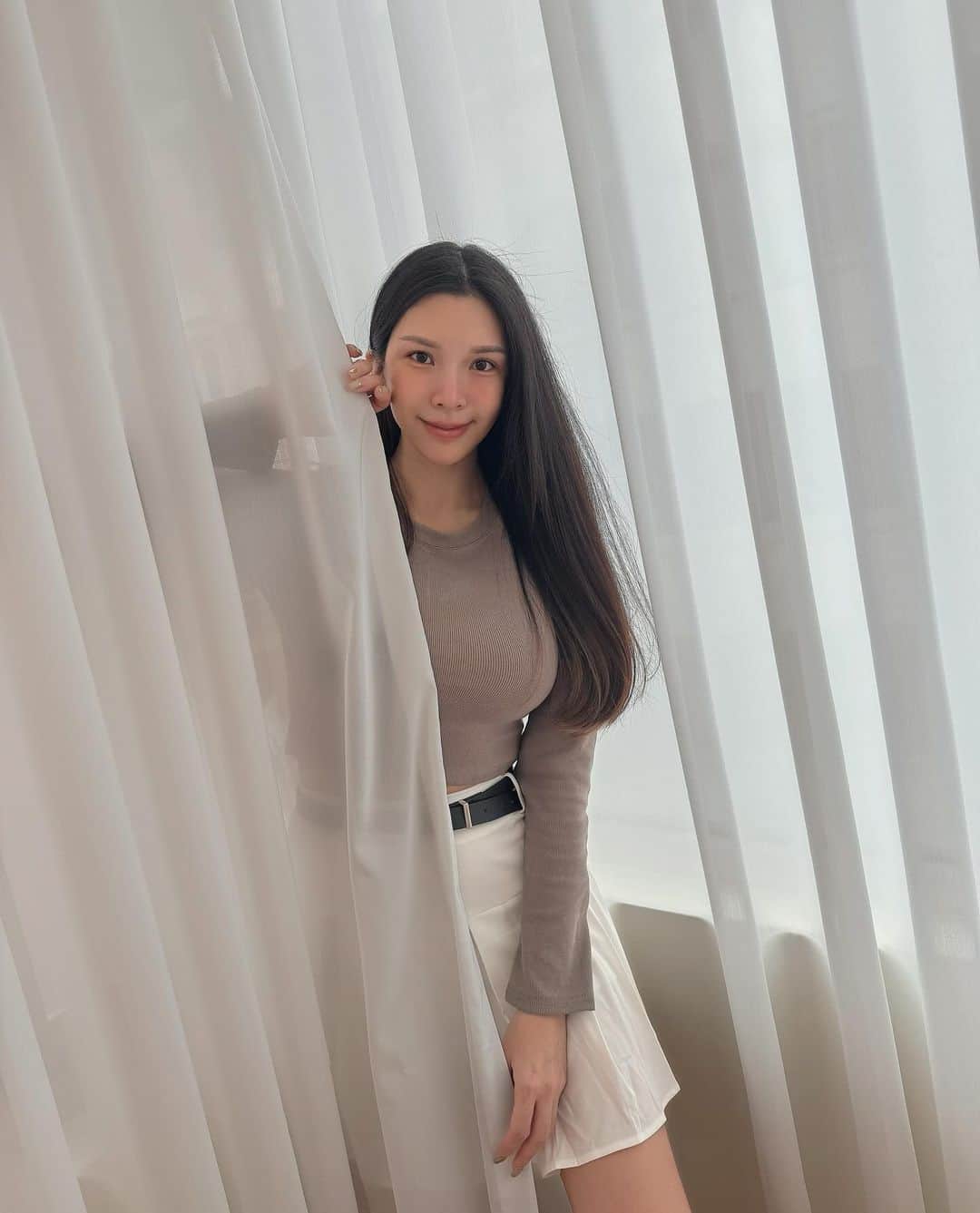 蘇心甯のインスタグラム：「最近很愛奶油色系的我，這次想在聖誕節前更換台北家中的窗簾，來迎接我最愛的聖誕節和即將到來的2024新年🤗  平時錄影收工後回到家，我很喜歡獨自待在小和室，因為有三面美美的蛇行落地窗簾，特別選擇了純白紗簾，材質微透的質感🔆白天陽光傾灑後的感覺真的是很chill～我可以坐在這享用一杯咖啡，安靜的整理一天思緒的工作計劃！因為有柔美的窗簾，原本不怎麼樣的小和室轉身變成永不打烊的唯美咖啡廳☕️  我很喜歡用自然光化妝，來開啟和陽光邂逅的一天！梳妝台的窗簾是選用奶油色的調光簾，只要簡易的拉動5-10公分就能輕易調節光線，好看又便宜！非常適合小資女孩的我🥰我的臥房選用蛇行落地窗簾的大氣風格，搭配奶油色系的80%三明治遮光布，即便白天陽光灑進來，臥室空間仍然維持80%的昏暗感，讓我得到安心又充份的美好睡眠♥️ #朵花窗簾 @dhc25916121」