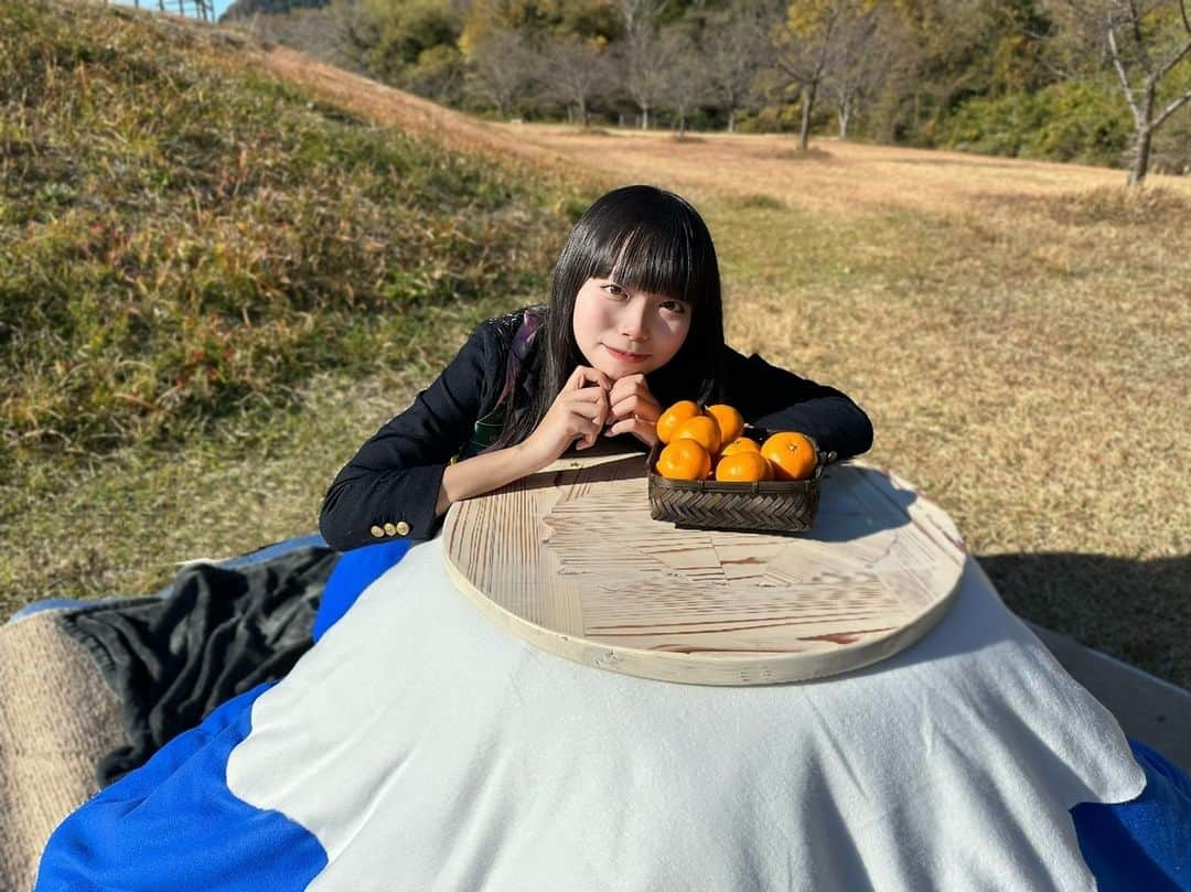 井出ちよのさんのインスタグラム写真 - (井出ちよのInstagram)「やっほーい、ちよのだよ🌈 今年最後の沼久保、ありがとうございました 一部だけになってしまってごめんねー ゆっくり休んで早く元気になります！ とても暖かくて師走とは思えない1日でしたね マツムラ製茶さんがなんとも可愛い富士山コタツを作って持ってきてくれたので、みんな良いコタツチェキが撮れたよね🗻 元日に何かしらやる予定なのでカレンダーに書いておこう！ 月刊井出ちよのもよろしくね」12月10日 21時44分 - 3776chiyono