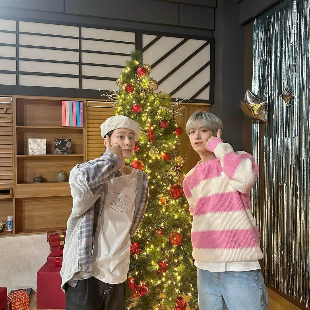 ONEUSさんのインスタグラム写真 - (ONEUSInstagram)「. [#환웅 #시온]  잠시 후 10시 EBS 반디 어플에서  만날 수 있는 ‘청소년소통프로젝트 경청’  웅디🐯, 숀디🐶와 함께 일요일을  마무리하며 기분 좋게 월요일을 맞이할  달님들의 한주를 시온하게 웅원해🎄💚   #원어스 #ONEUS #경청」12月10日 21時46分 - official_oneus