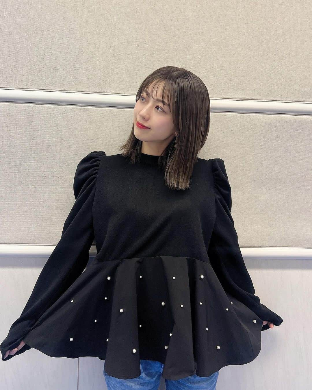 篠崎彩奈のインスタグラム：「. オンラインお話し会二日間ありがとうございました❤︎ 今日の私服は @nostalgia_jp のトップス💫 肩のスリーブやパールがついててお上品だけど カジュアルに着れるのが好き☺️ #ootd #tops #私服 #なんコーデ」