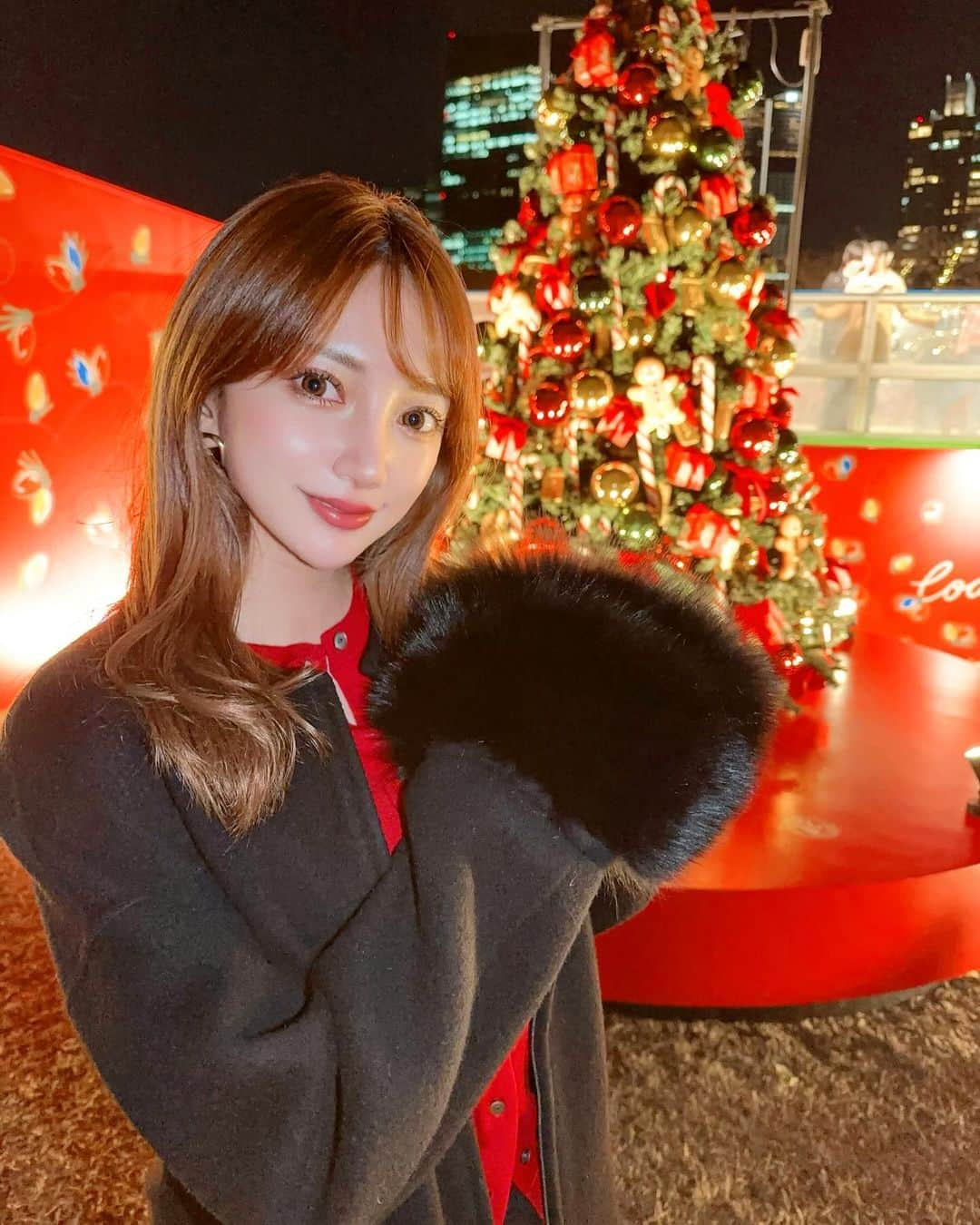 みほぽんのインスタグラム：「ミッドタウンのイルミもめちゃくちゃ綺麗🥰✨ ツリーかわいい🎄🧑‍🎄  #イルミネーション #東京イルミネーション #ミッドタウン #冬コーデ #クリスマス #クリスマスツリー #デートスポット #デートスポット東京 #カップル #おしゃれ」