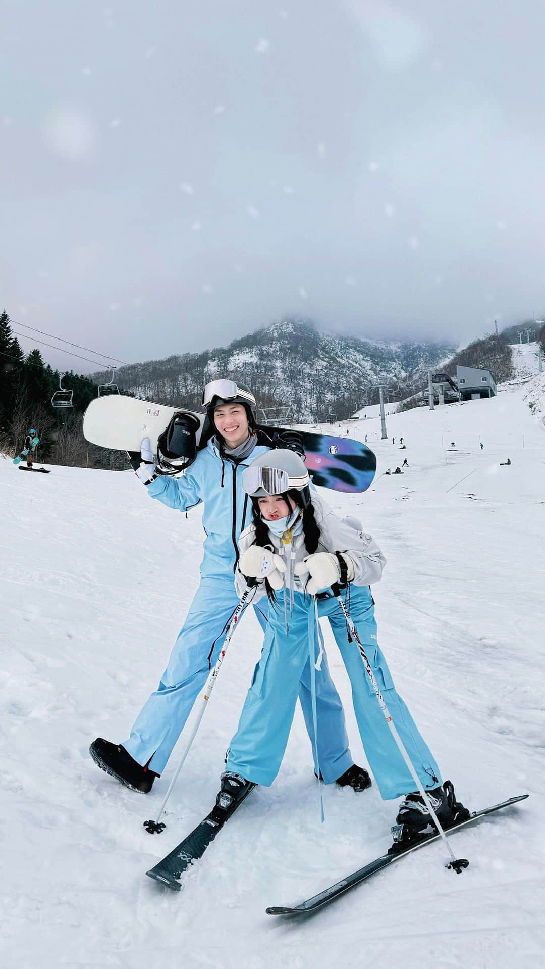 陳語謙のインスタグラム：「❄️冬天就是要快樂滑雪呀🥽⛷️🎿⛄️🩵  特別感謝陪我第四趟旅程的 @liketravel_official  萊旅遊包車服務🚌₌₃便利省心又省事💫 大家想去的景點都有如願✌︎( ‘◡’ )✌︎📸 路程霧濛濛的也開得非常穩～好安心 坐起來舒適～出國就是要放鬆呀 齁米2.0 九人團北海道之旅完美收官拉✈️🏠」
