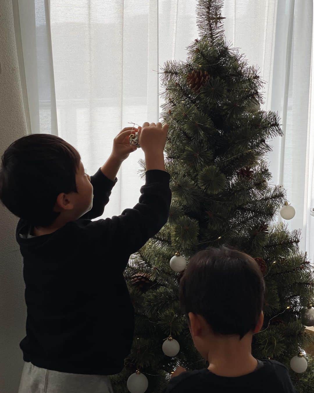 Yuki Ide | 井手 祐来さんのインスタグラム写真 - (Yuki Ide | 井手 祐来Instagram)「初めてのクリスマスツリー🎄 子どもたちはとても嬉しそうに飾り付けをして、そしてクリスマスがより楽しみになったと思う 長男くんがボソッと”クリスマスツリーが欲しいな”というのを話してて 思い立って購入してみたけど 見てると幸せな気持ちになるね 長男くんが初めて見た時の反応は私もとても嬉しかった☺️ 今まで季節の飾り付けはしてこなかったけど、ツリーが気に入ってしまったもので 正月飾りもしっかり購入済み 子どもがいなかったらきっとしてなかったこと 喜ぶ顔が見たくてついつい行動してしまうところが 母親になったなぁと感じる このツリーは慌てんぼうのサンタクロースが持ってきてくれたと伝えました🎅🏻✨ 来週帰ってくる夫もきっとびっくりするはず🫶🏻」12月10日 22時05分 - yukikokubu