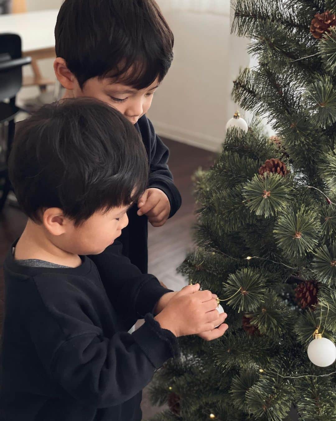 Yuki Ide | 井手 祐来さんのインスタグラム写真 - (Yuki Ide | 井手 祐来Instagram)「初めてのクリスマスツリー🎄 子どもたちはとても嬉しそうに飾り付けをして、そしてクリスマスがより楽しみになったと思う 長男くんがボソッと”クリスマスツリーが欲しいな”というのを話してて 思い立って購入してみたけど 見てると幸せな気持ちになるね 長男くんが初めて見た時の反応は私もとても嬉しかった☺️ 今まで季節の飾り付けはしてこなかったけど、ツリーが気に入ってしまったもので 正月飾りもしっかり購入済み 子どもがいなかったらきっとしてなかったこと 喜ぶ顔が見たくてついつい行動してしまうところが 母親になったなぁと感じる このツリーは慌てんぼうのサンタクロースが持ってきてくれたと伝えました🎅🏻✨ 来週帰ってくる夫もきっとびっくりするはず🫶🏻」12月10日 22時05分 - yukikokubu