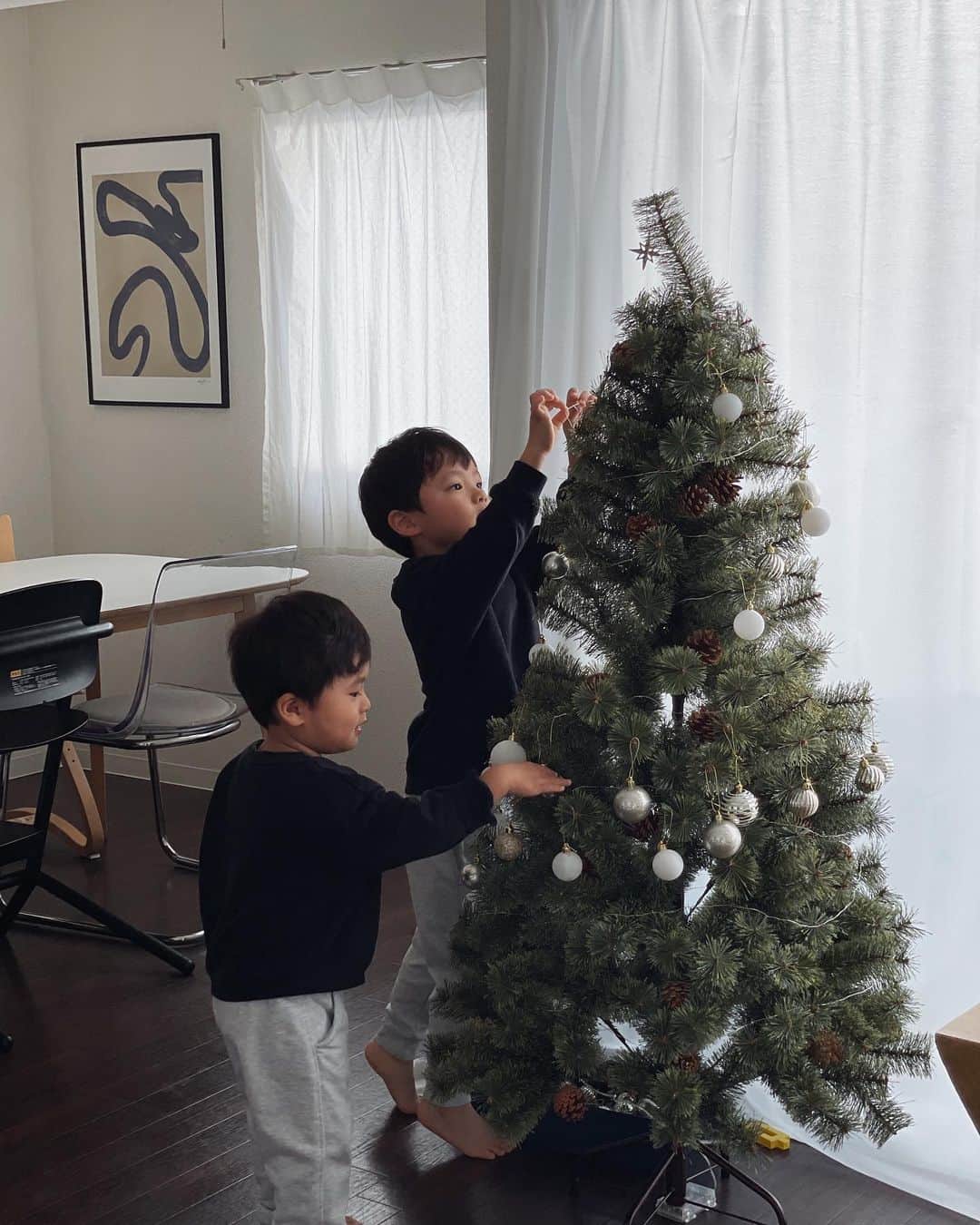 Yuki Ide | 井手 祐来のインスタグラム：「初めてのクリスマスツリー🎄 子どもたちはとても嬉しそうに飾り付けをして、そしてクリスマスがより楽しみになったと思う 長男くんがボソッと”クリスマスツリーが欲しいな”というのを話してて 思い立って購入してみたけど 見てると幸せな気持ちになるね 長男くんが初めて見た時の反応は私もとても嬉しかった☺️ 今まで季節の飾り付けはしてこなかったけど、ツリーが気に入ってしまったもので 正月飾りもしっかり購入済み 子どもがいなかったらきっとしてなかったこと 喜ぶ顔が見たくてついつい行動してしまうところが 母親になったなぁと感じる このツリーは慌てんぼうのサンタクロースが持ってきてくれたと伝えました🎅🏻✨ 来週帰ってくる夫もきっとびっくりするはず🫶🏻」