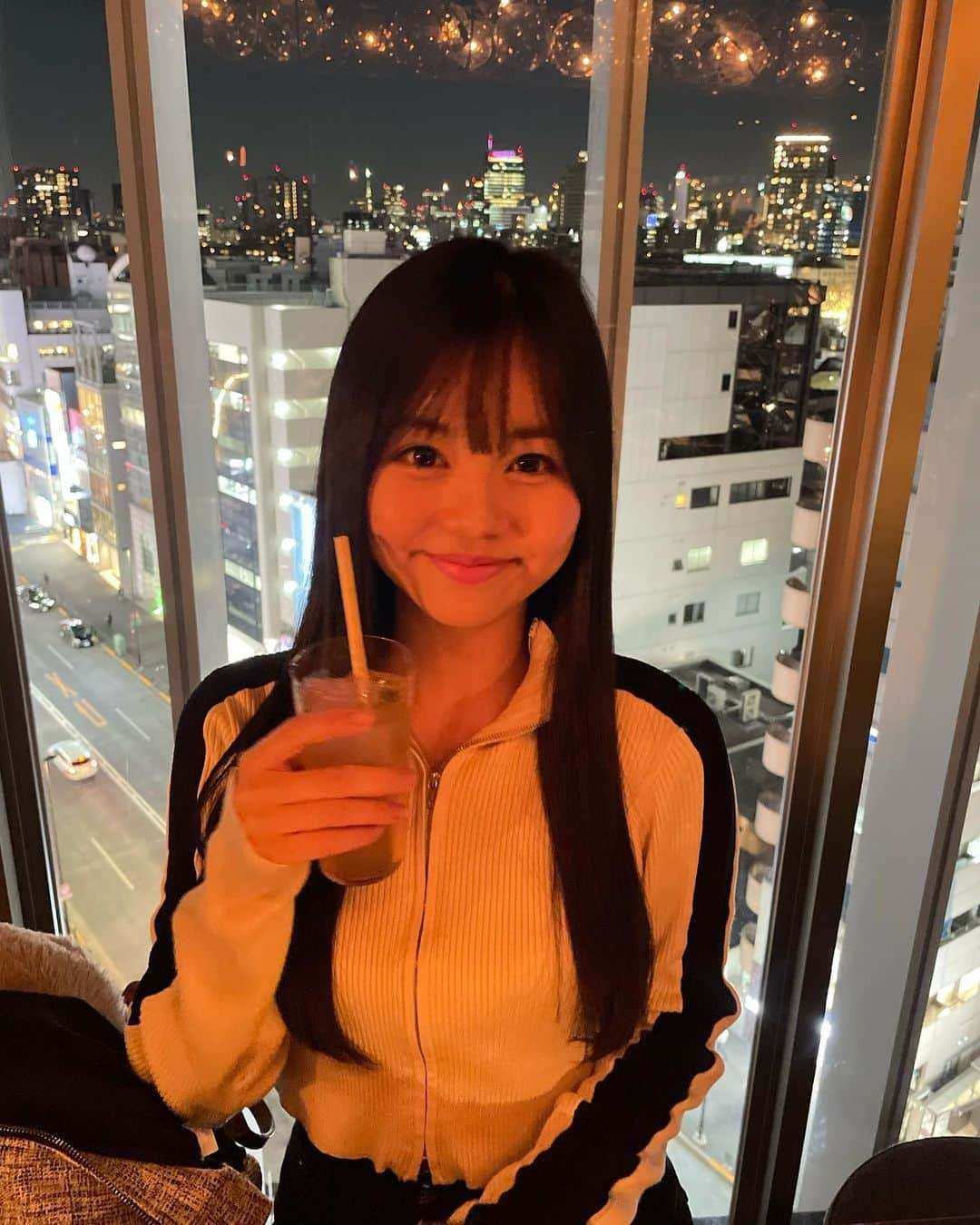 陣ノ内柚来さんのインスタグラム写真 - (陣ノ内柚来Instagram)「お仕事のあとは普段自分でメイクしてるのと違って綺麗にしてもらってるからiPhoneカメラでも盛れてテンション上がっちゃう︎︎︎︎︎☺︎ ・ たくさん撮ってもらったの~！ 何枚目がすき？？🍎 ・ ・ #fyp #05 #ハーフジップ #ハーフジップニット #ハーフジップコーデ #ロングヘア #シースルー前髪 #ストレートヘア #夜カフェ #被写体」12月10日 22時05分 - yura_world