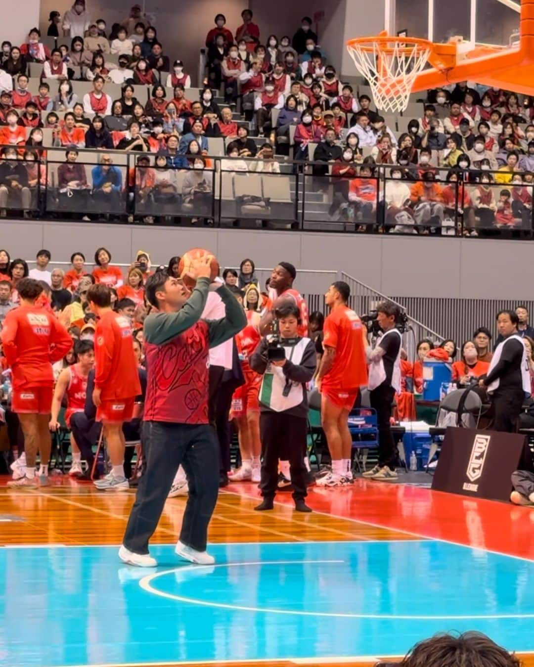 ゴッホ向井ブルーさんのインスタグラム写真 - (ゴッホ向井ブルーInstagram)「ドラフラ観戦に〜⛹️‍♂️  シューティングチャレンジ🏀 たむらの2球(リング下) もちまるの5球(フリースロー) たまの1球(3ポイント)」12月10日 22時01分 - goghmukai