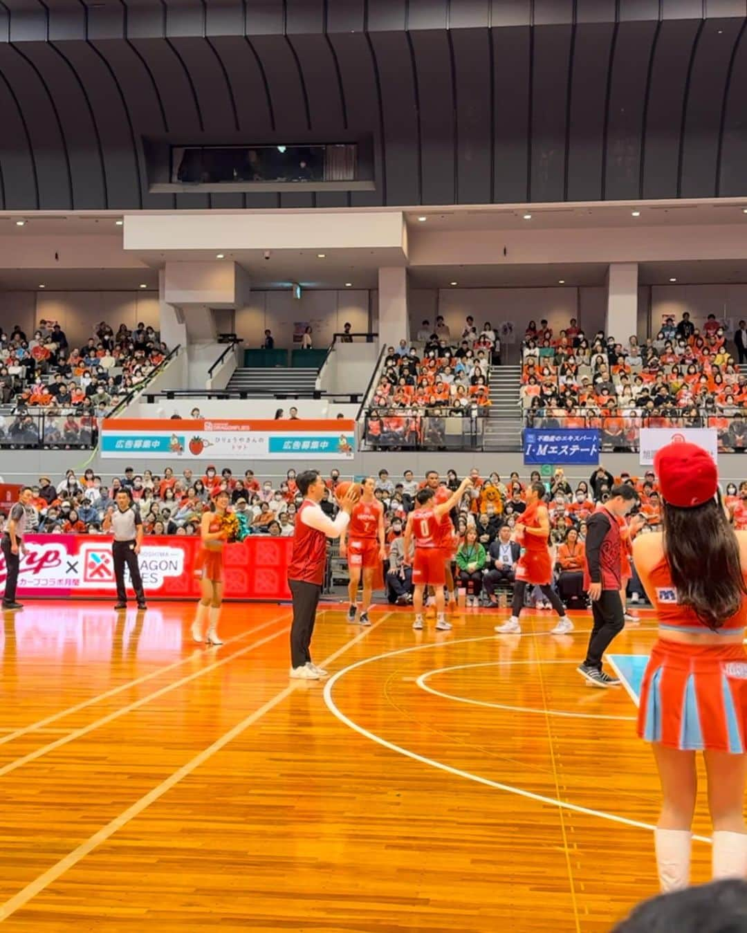 ゴッホ向井ブルーさんのインスタグラム写真 - (ゴッホ向井ブルーInstagram)「ドラフラ観戦に〜⛹️‍♂️  シューティングチャレンジ🏀 たむらの2球(リング下) もちまるの5球(フリースロー) たまの1球(3ポイント)」12月10日 22時01分 - goghmukai