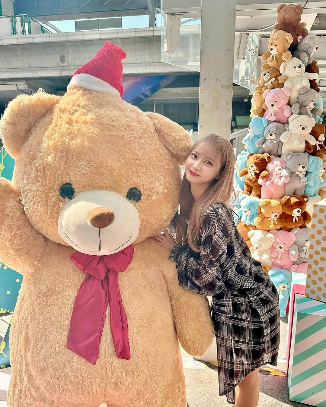 堀詩音さんのインスタグラム写真 - (堀詩音Instagram)「🧸🎄❤️  หมีซานต้ามากมาย☺️  ต้นคริสต์มาสหมี🧸🎄  น่ารักมาก❣️  サンタさんのくまがいっぱい☺️  くまのクリスマスツリーも🧸🎄  かわいい❣️  #タイ #タイ旅行  #thailand #thailandtravel #thailand🇹🇭 #thailandtrip #bangkok #xmas #Christmas #🧸🎄」12月10日 22時01分 - shion_hori