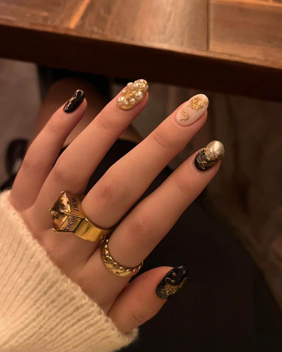 びすこさんのインスタグラム写真 - (びすこInstagram)「my nails.🌙  最近本当によく聞かれる今月のネイル 手元に私の好みを詰め込みたくて、アンティークと和の融合がテーマです ひとつひとつやりたいデザインを伝えて、私の理想通りに仕上げてくださいました。 殆どが手書きのデザインで、一見石に見えるものも土台から作ったりしていて何度見てもその技術に感服です  個人でされている方なので最近予約が埋まりっぱなしらしいのですが、アカウント載せておきますので訪ねてみてください〜 @____kiinail」12月10日 22時01分 - na56482n