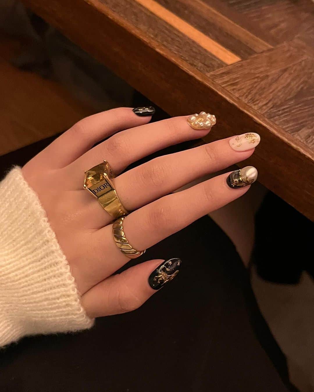 びすこのインスタグラム：「my nails.🌙  最近本当によく聞かれる今月のネイル 手元に私の好みを詰め込みたくて、アンティークと和の融合がテーマです ひとつひとつやりたいデザインを伝えて、私の理想通りに仕上げてくださいました。 殆どが手書きのデザインで、一見石に見えるものも土台から作ったりしていて何度見てもその技術に感服です  個人でされている方なので最近予約が埋まりっぱなしらしいのですが、アカウント載せておきますので訪ねてみてください〜 @____kiinail」