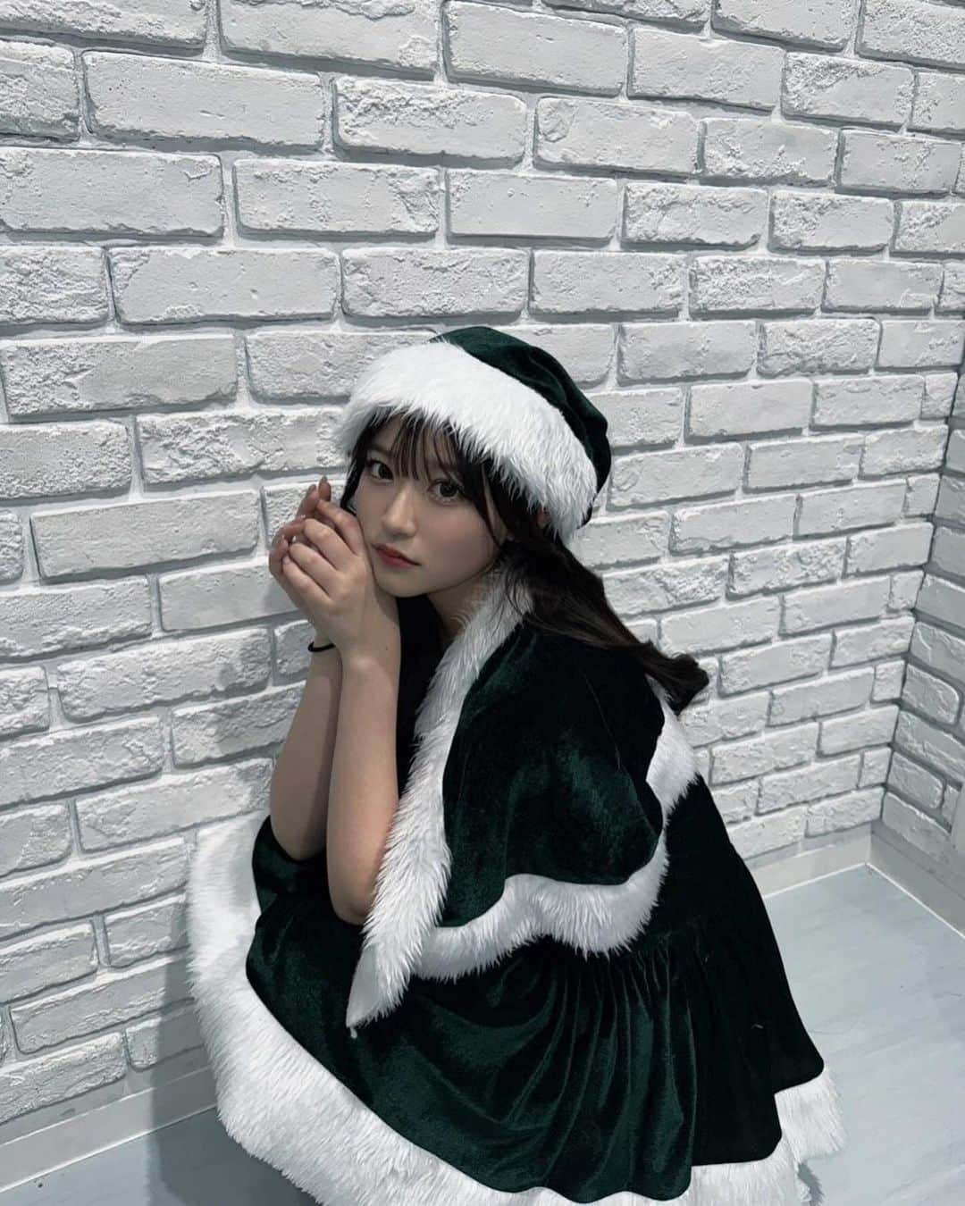 本田るあのインスタグラム：「良い子にしてたら枕元にプレゼント置きに行くょ❕🎅🏻💗」