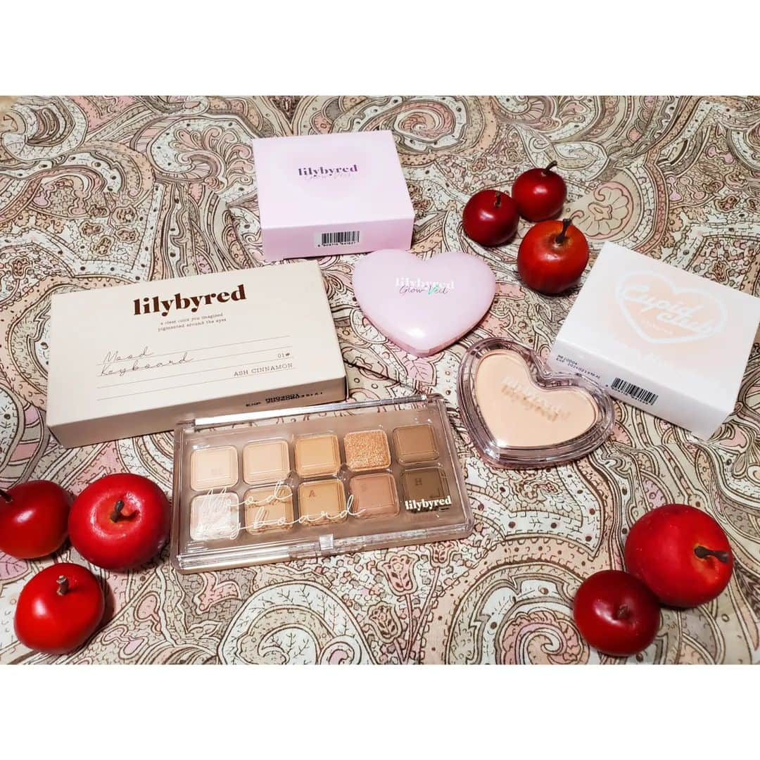 杉原枝利香のインスタグラム：「new cosmetic♡  lilybyredさんのコスメ♡ かわいすぎ〜🥺💓 ハイライト今まであんまり使ってこなかったけど、上品なつや感が出て良い感じ♡ デザイン可愛いとポーチに入れてるだけでテンション上がる〜♡ プレゼントにも👍👍👍  @lilybyred_japan_official @kollection.jp  #lilybyred #リリーバイレッド #ムードキーボード #ラヴビームブラーチーク #ラヴビームグローベール #KOLLECTION #pr」