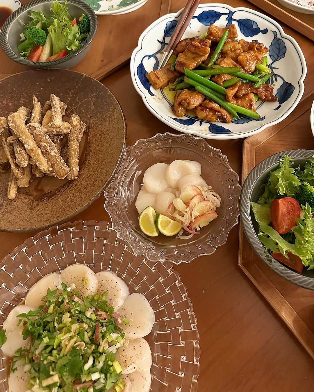 川人未帆さんのインスタグラム写真 - (川人未帆Instagram)「・ スケート帰りの腹ペコさん👧がいたので、 ろくに綺麗に並べることもできなかったけど😂 ・ホルモンとにんにくの芽味噌漬け炒め ・帆立の薬味山盛りカルパッチョとお刺身 ・ごぼうのスティック唐揚げ あとはこんにゃくの煮物とサラダ。 あれ、、、もっと作ったつもりなんだけど😂笑 キムチ出し忘れてたし😂  帆立はふるさと納税。贅沢にカルパッチョとお刺身の食べ比べ🤤年々、お寿司でも貝がすき🐚」12月10日 22時12分 - miho0319kawahito