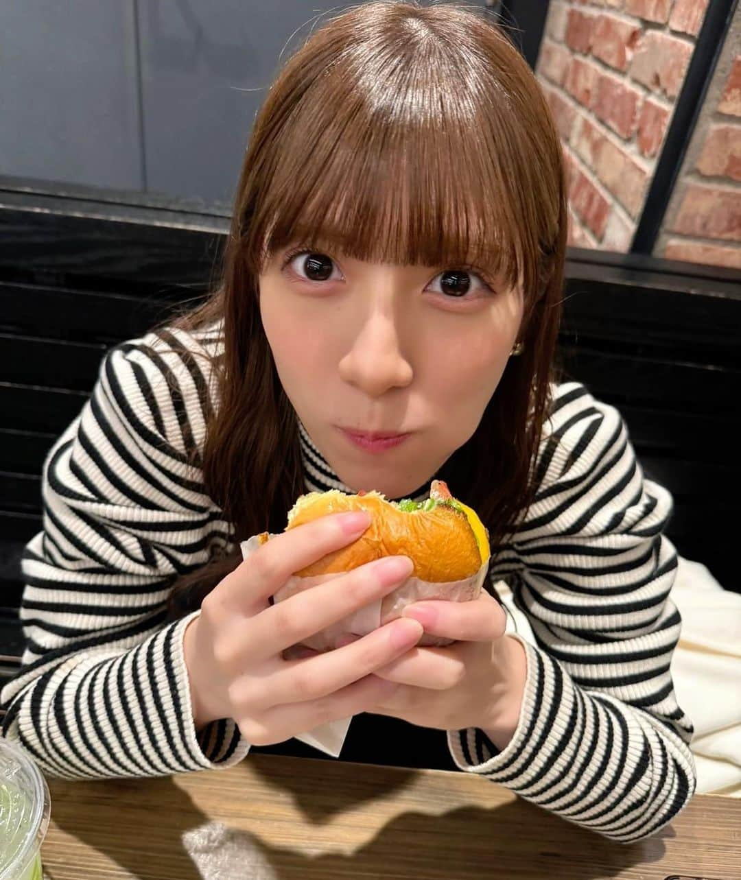 奥村優希さんのインスタグラム写真 - (奥村優希Instagram)「もぐもぐ奥村🍔」12月10日 22時15分 - _yu_1006