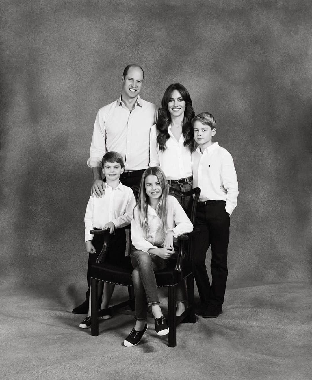 ELLE Polandのインスタグラム：「Książę i księżna Walii podzielili się tegoroczną rodzinną kartką świąteczną 🎄  Portret rodziny wykonał @joshshinner」
