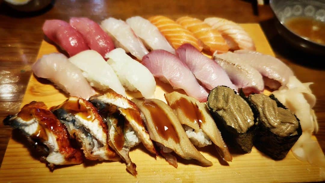 和田益典のインスタグラム：「◆12/5(火) の晩御飯  この日もあまり時間なかったのでスタジオ向かいの「や台ずし」へ。  かなり久々で前いつ来たか分からんレベル。  ここモルツやから敬遠しがちやねんけど、寿司は普通に美味しかった。 やはり此処でもウナギは多めに頼んでしまう。 . . #寿司屋 #や台ずし #十三 #シースー #寿司 #鮨 #すし #いか #とろサーモン #中トロ #鰻 #鮪 #カニ味噌 #カニ味噌軍艦 #うなぎ #ハマチ #鯛 #鮭 #イカの天ぷら #えんがわ #寿司テロ #飯テロ #寿司テロ #魚介類 #delicious #sushi #sushistagram #foodstagram #dinner #gourmet  備忘録連投ご容赦願います .」